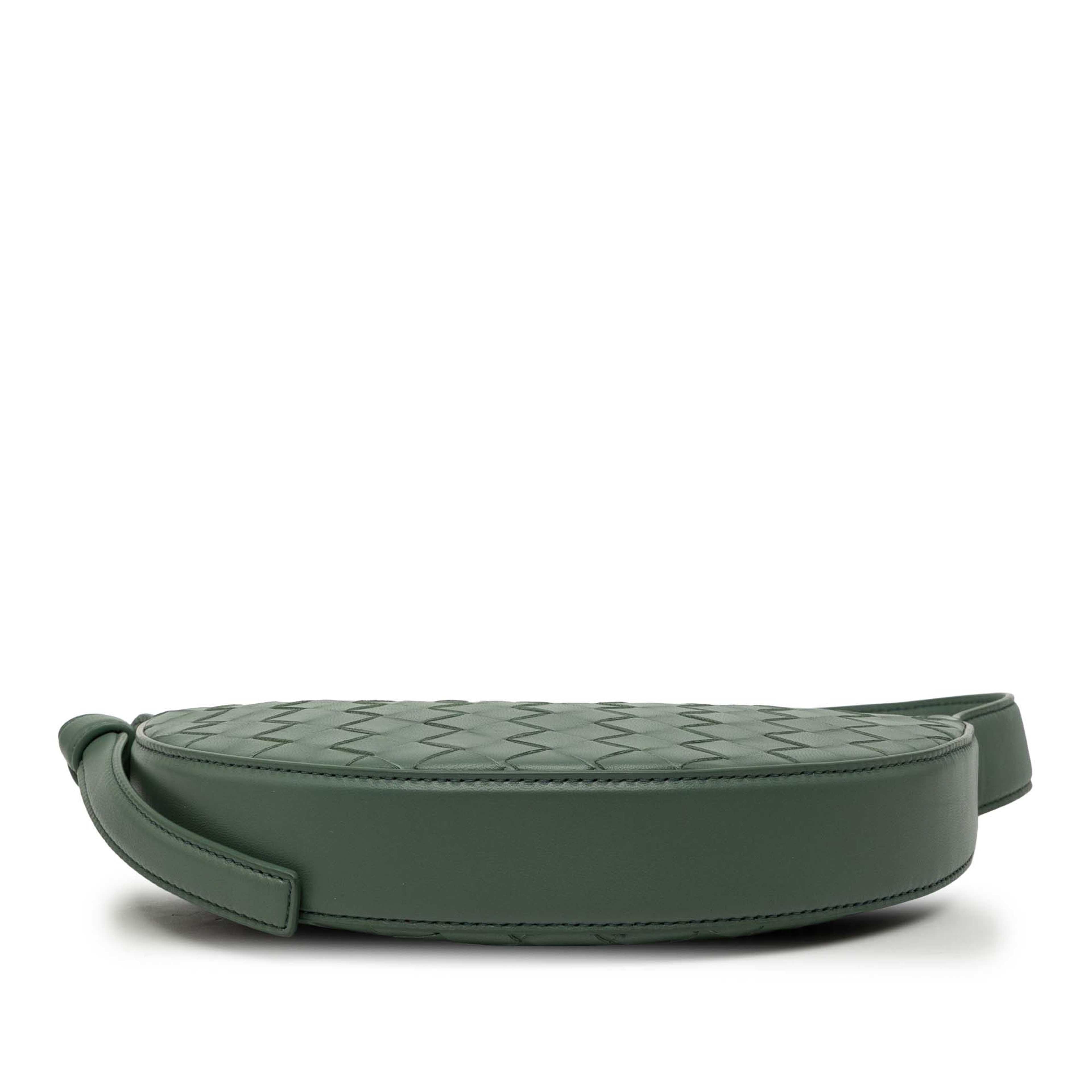 Bottega Veneta Mini Leather Intrecciato Sunrise Hobo, från Luxclusif, i färgen light green. Klicka för att öppna bilden i stort format