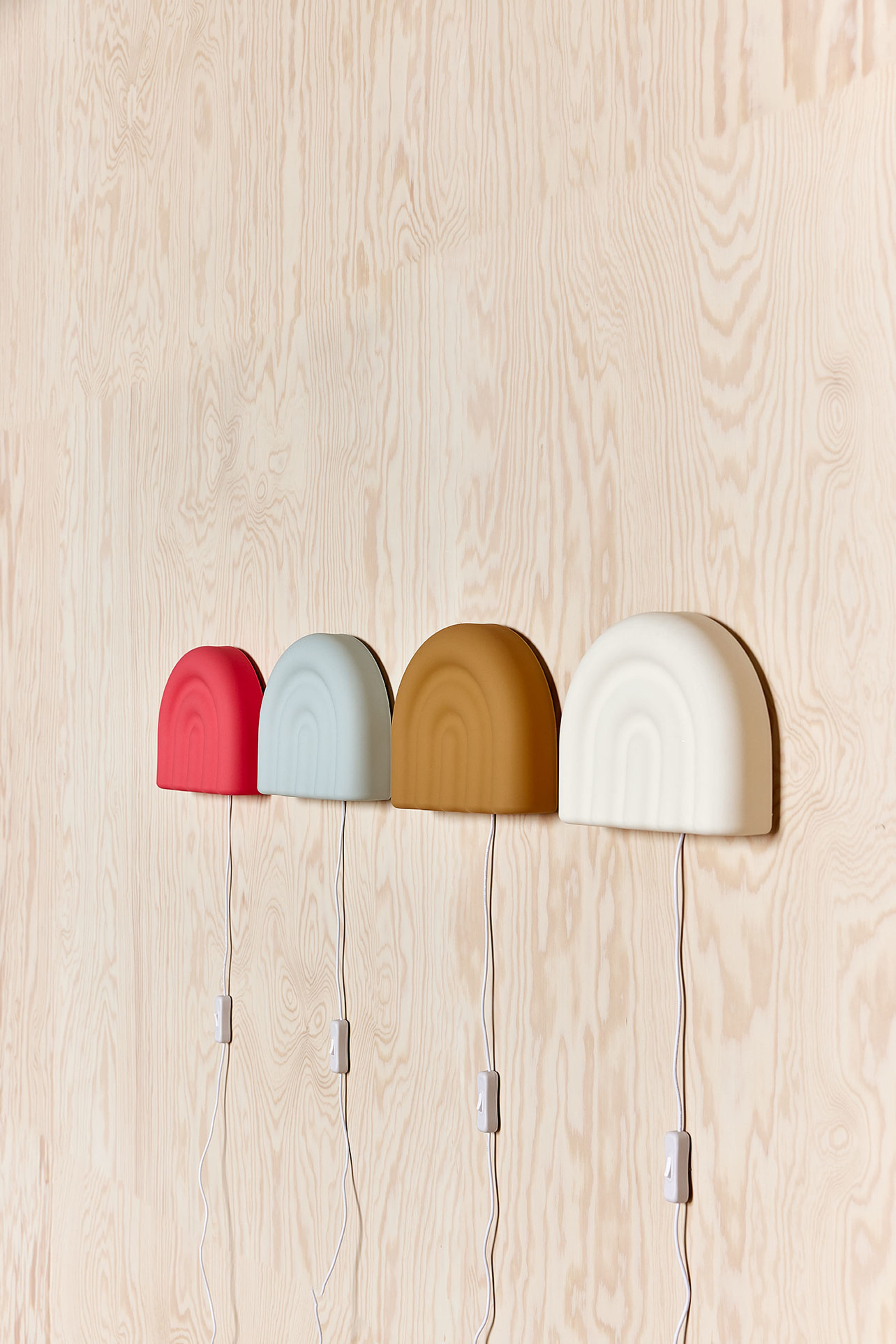 Rainbow Wall Lamp (eu), från OYOY Mini, i färgen cherry red. Klicka för att öppna bilden i stort format