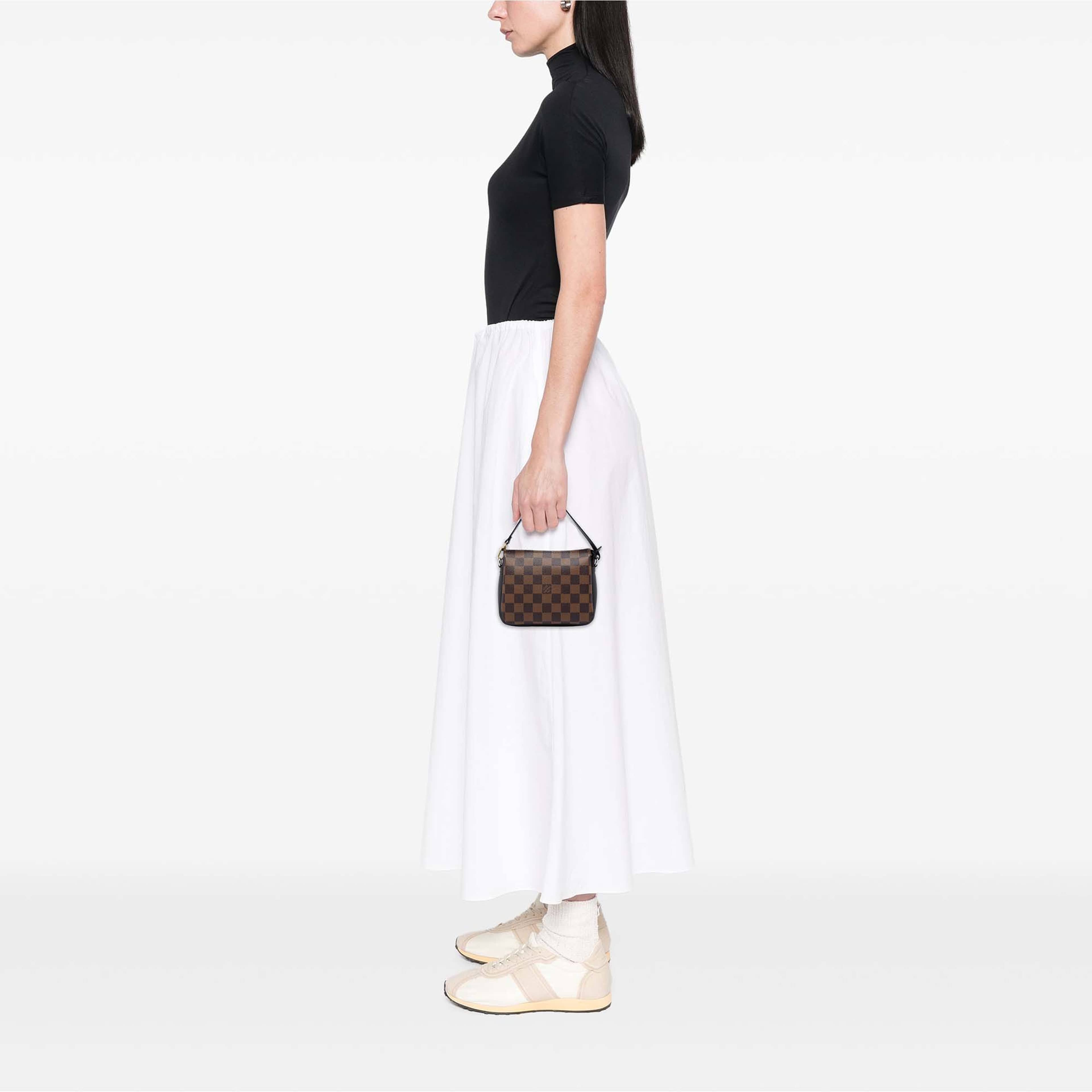 Louis Vuitton Damier Ebene Trousse Pochette, från Luxclusif, i färgen brun. Klicka för att öppna bilden i stort format