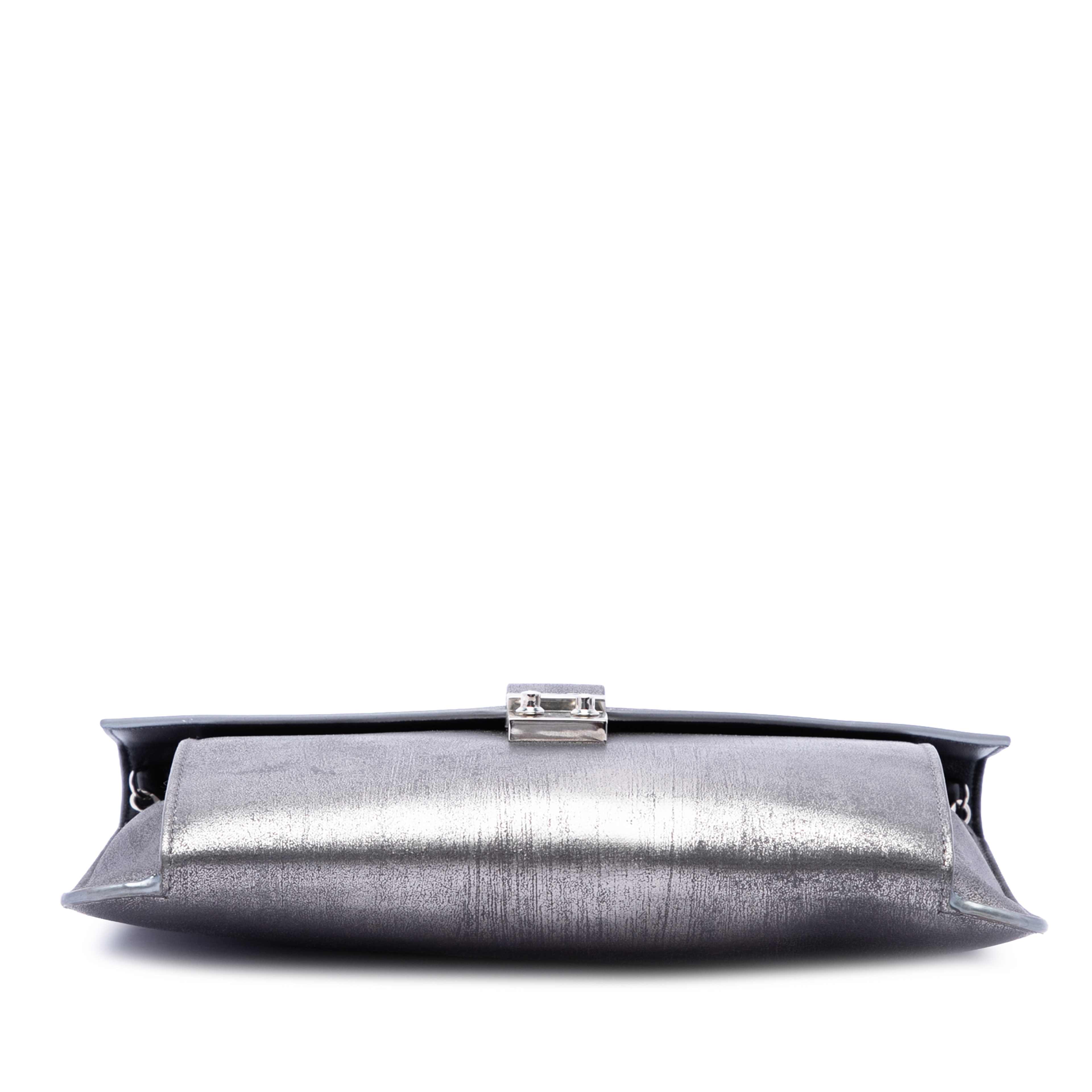 Dior Metallic Leather Shadow Soft Pouch On Chain, från Luxclusif, i färgen silver. Klicka för att öppna bilden i stort format