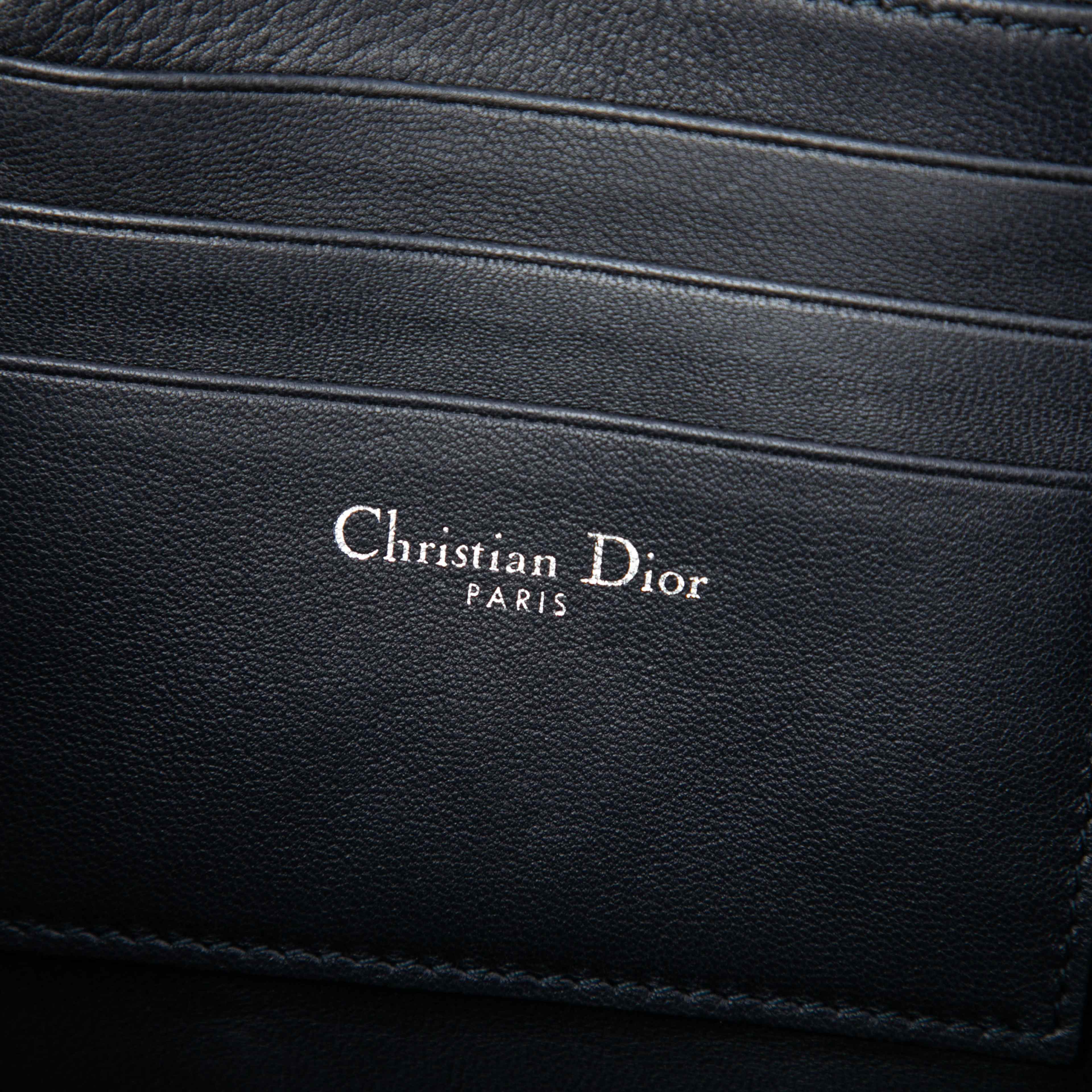 Dior Metallic Leather Shadow Soft Pouch On Chain, från Luxclusif, i färgen silver. Klicka för att öppna bilden i stort format