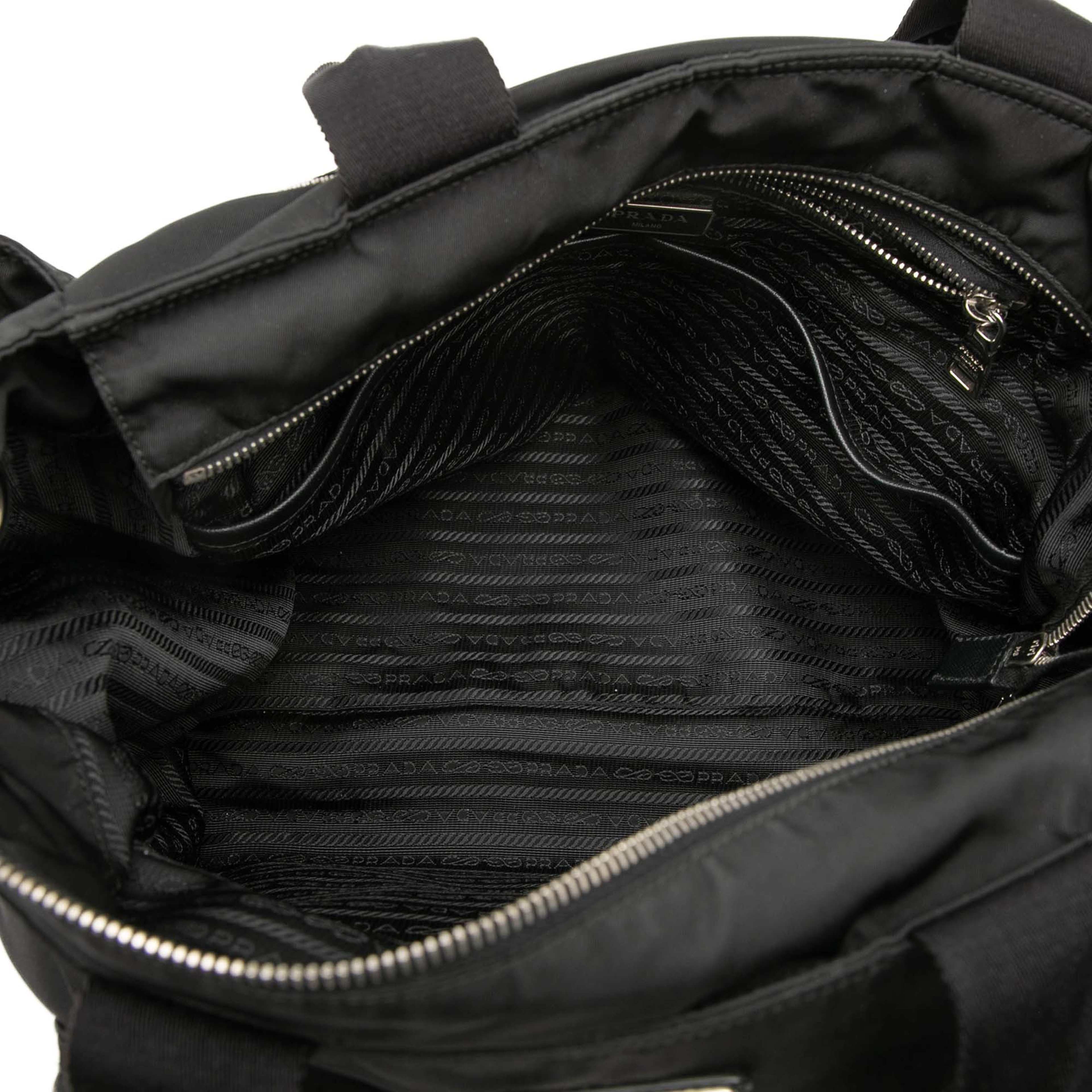 Prada Re Nylon Baby Bag, från Luxclusif, i färgen black. Klicka för att öppna bilden i stort format