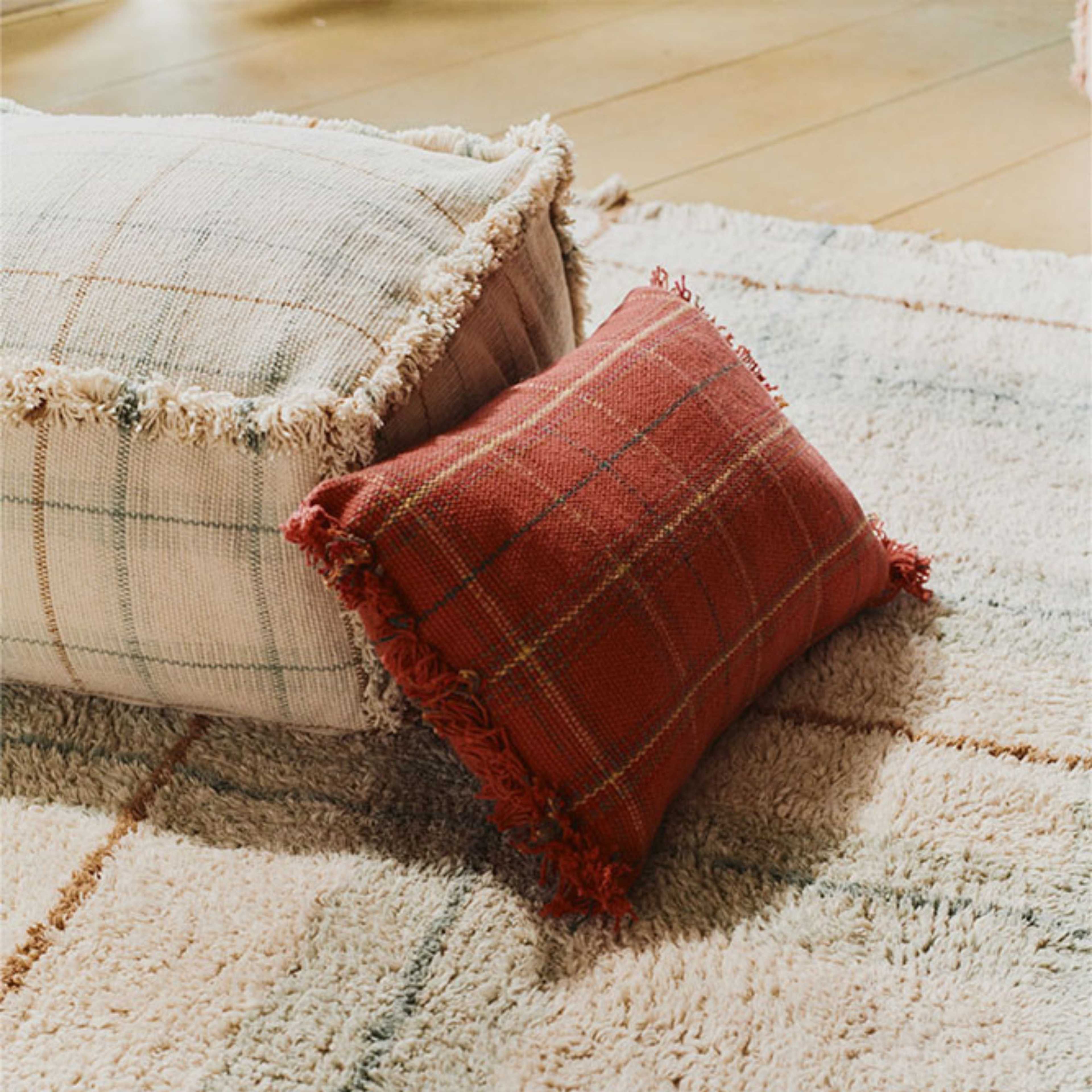 Handvävd Puff, från LORENA CANALS, i färgen naturlig, blå salvia, vintageblå, ockra. Klicka för att öppna bilden i stort format