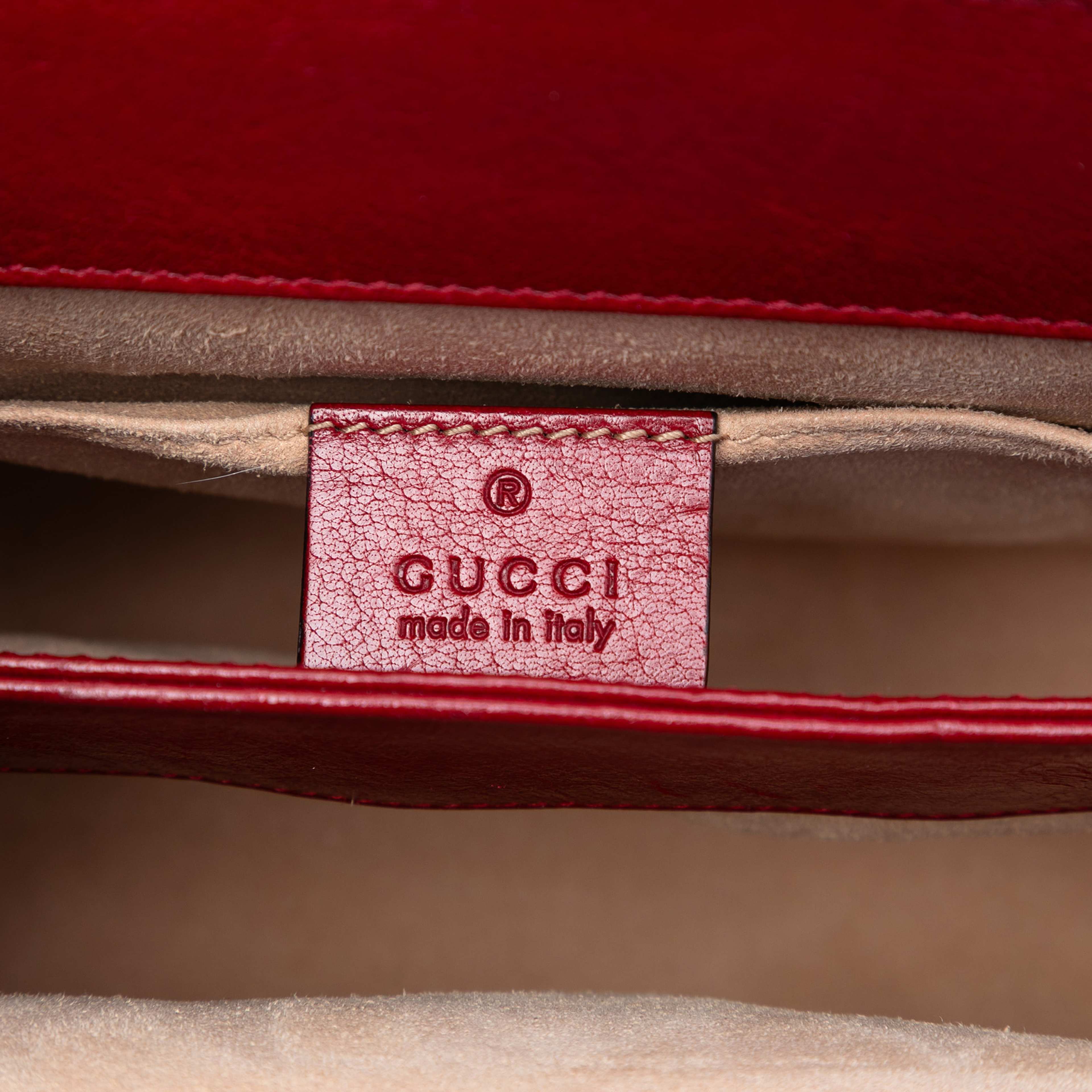 Gucci Small Suede Ophidia Chain Crossbody, från Luxclusif, i färgen dark blue. Klicka för att öppna bilden i stort format