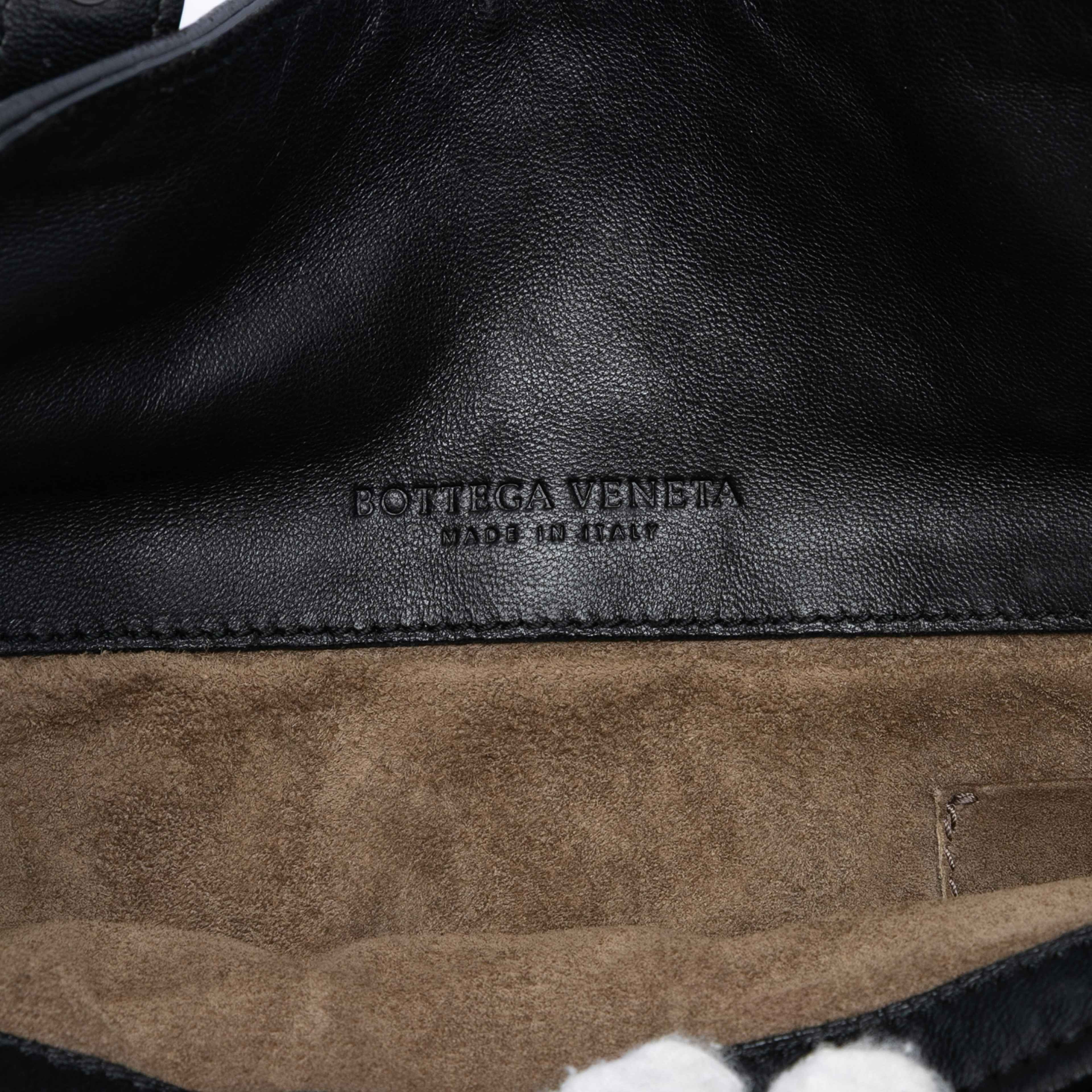 Bottega Veneta Nappa Intrecciato Belted Flat Tote, från Luxclusif, i färgen black. Klicka för att öppna bilden i stort format