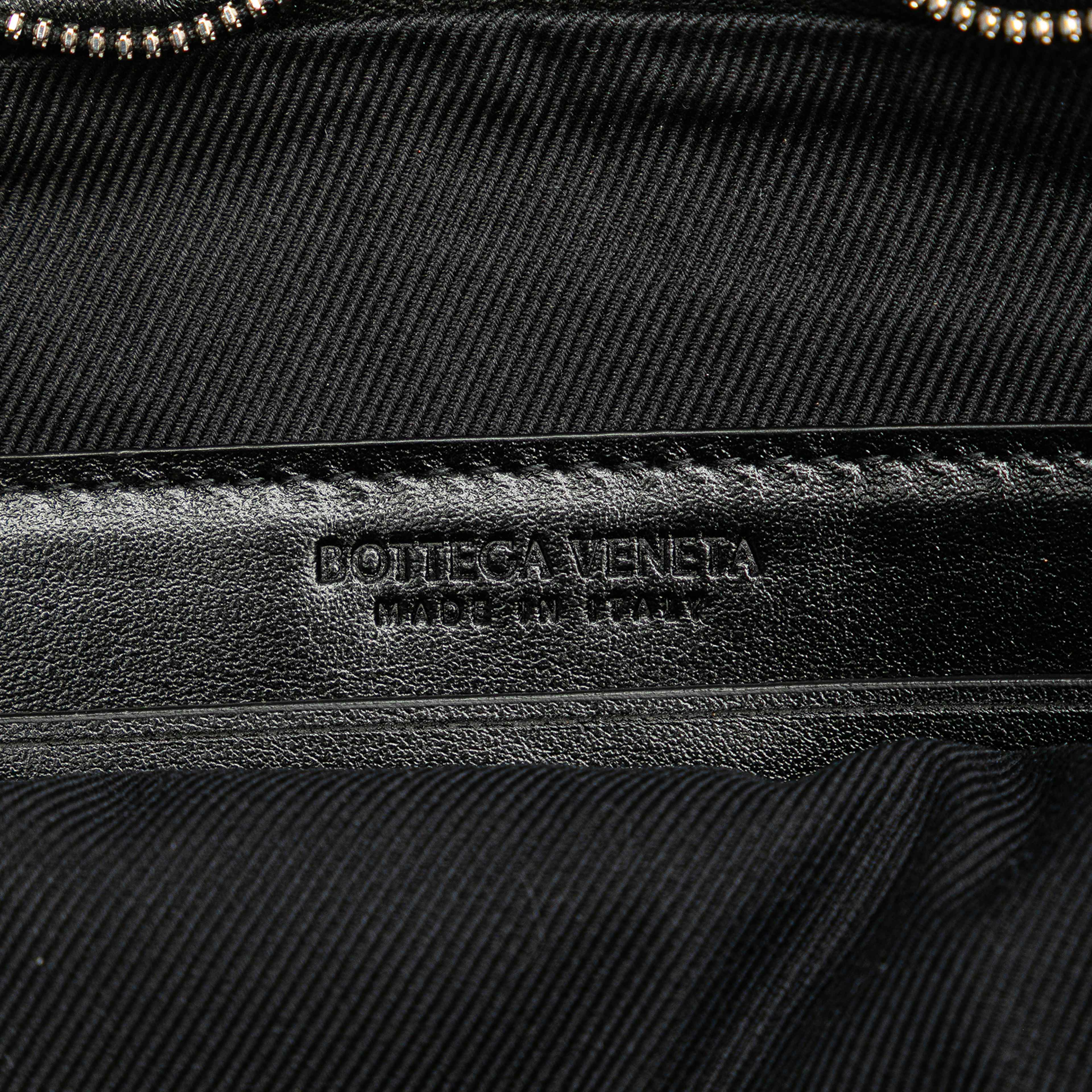 Bottega Veneta Nappa Intrecciato Clutch, från Luxclusif, i färgen black. Klicka för att öppna bilden i stort format