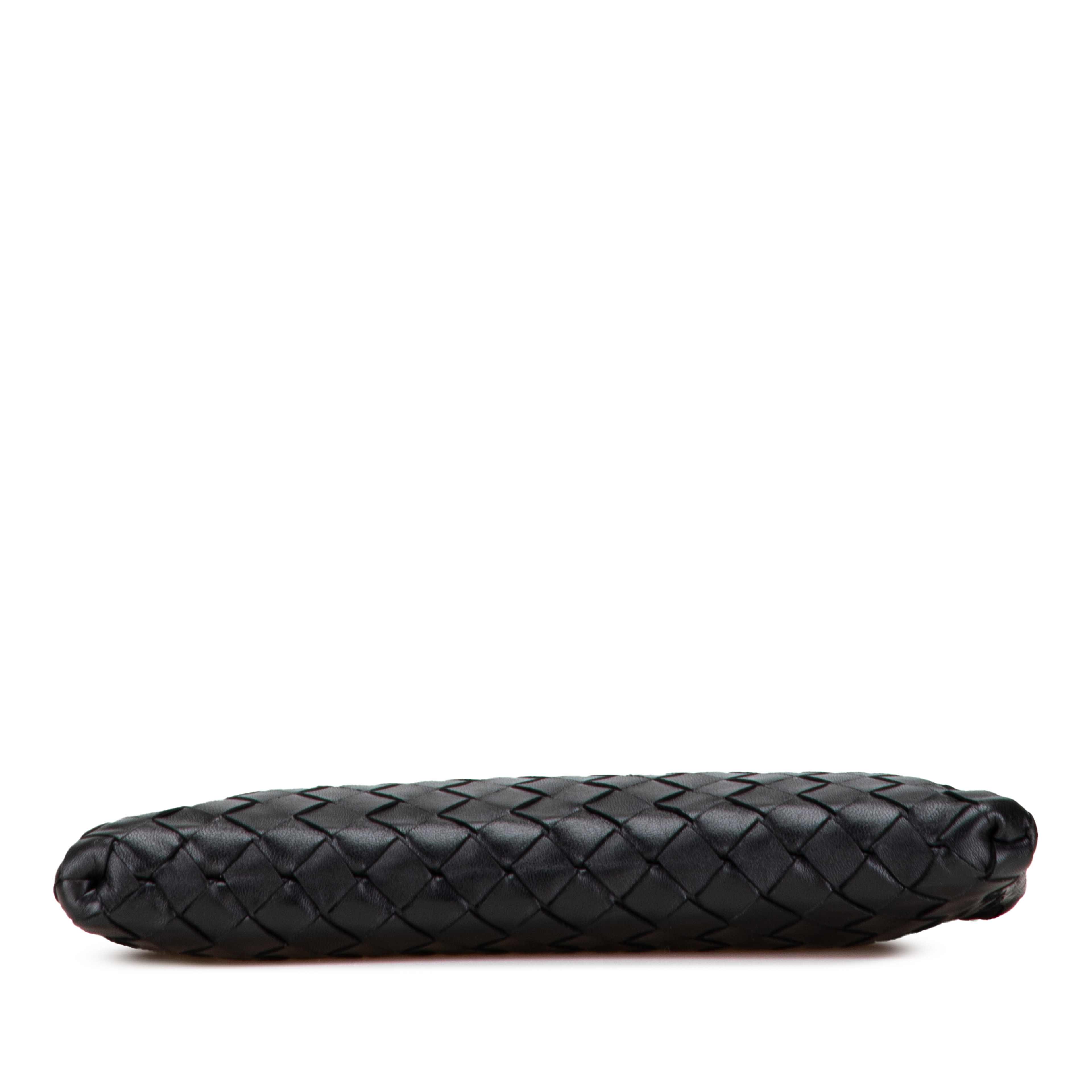 Bottega Veneta Nappa Intrecciato Clutch, från Luxclusif, i färgen black. Klicka för att öppna bilden i stort format