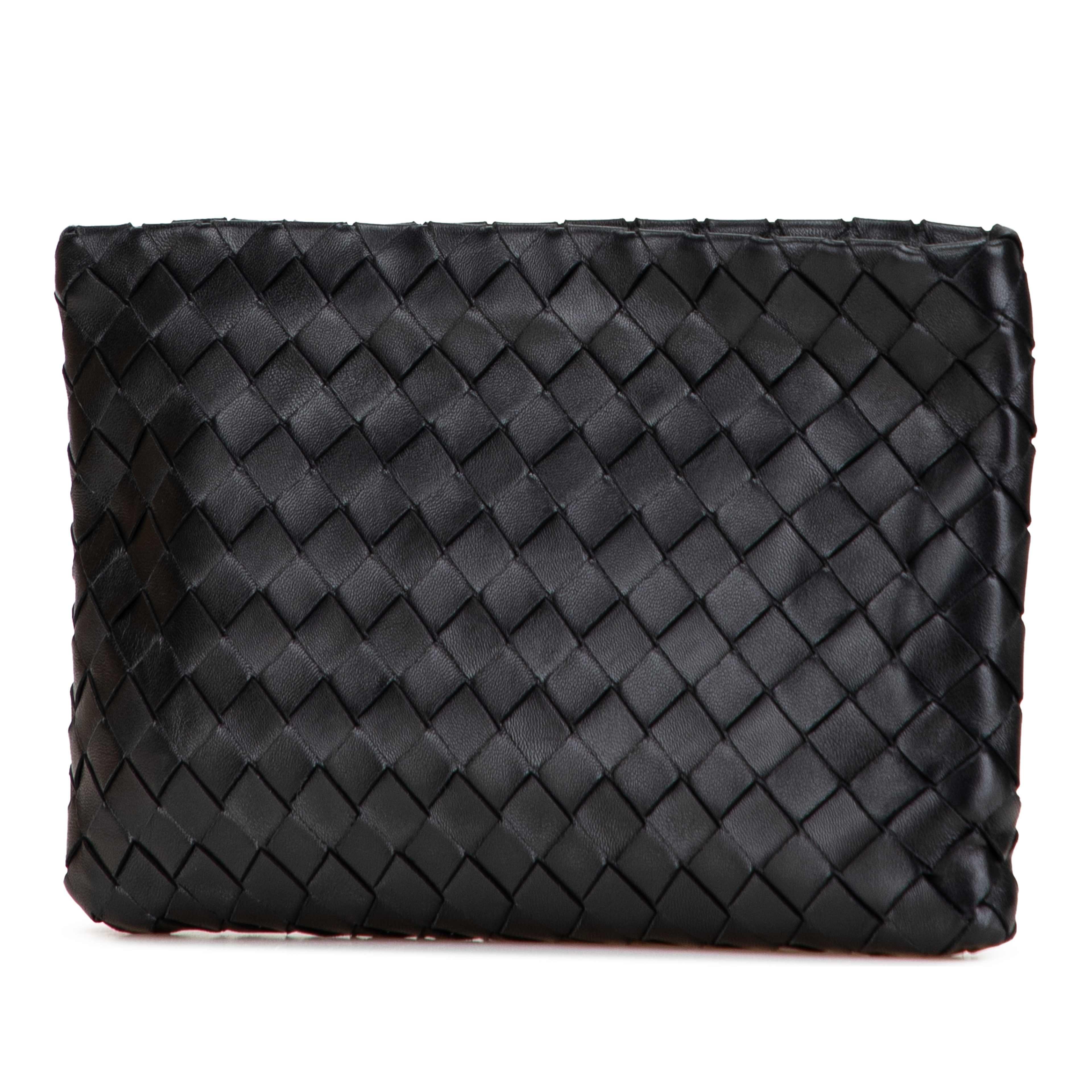 Bottega Veneta Nappa Intrecciato Clutch, från Luxclusif, i färgen black. Klicka för att öppna bilden i stort format