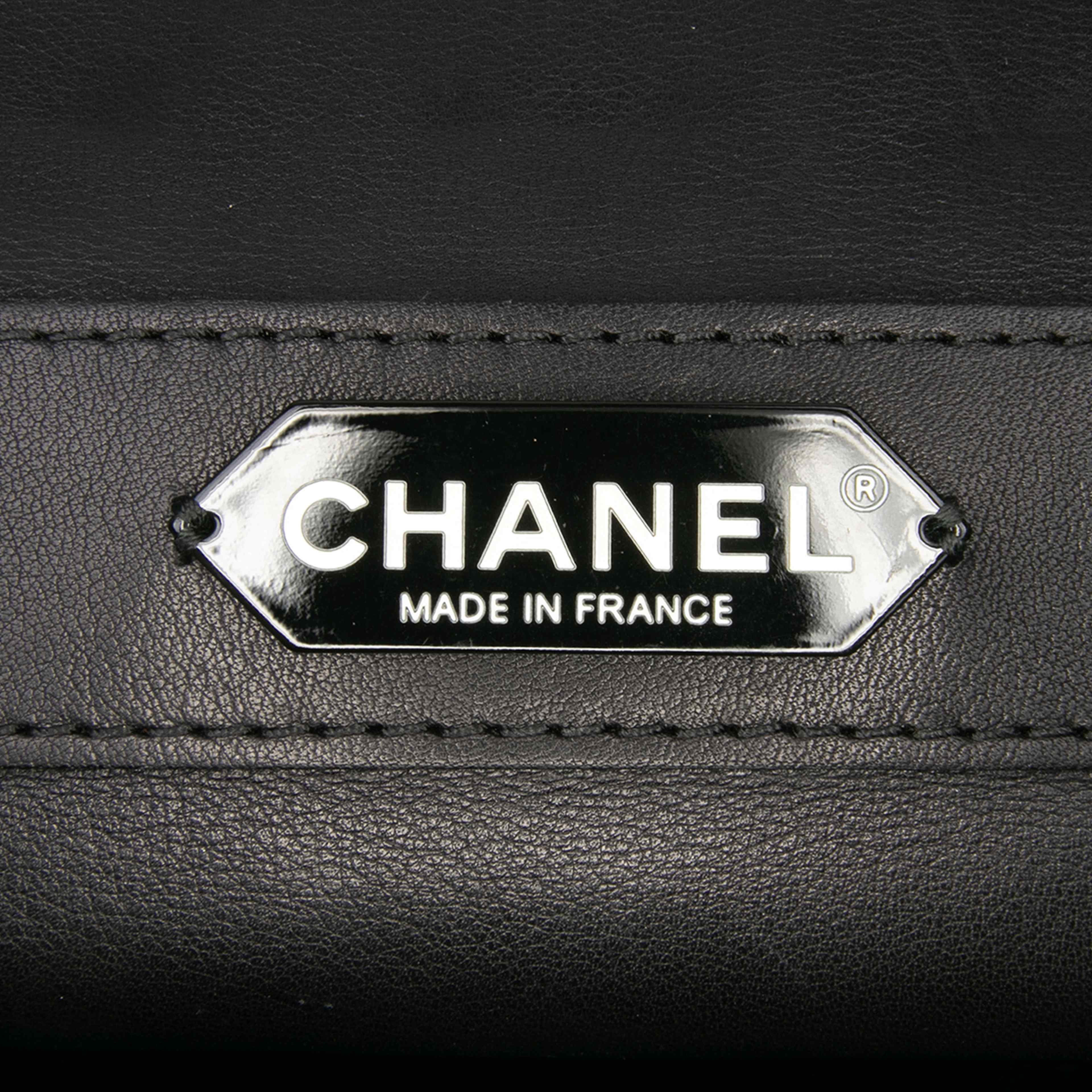 Chanel Stitched Calfskin Urban Luxury Top Handle Bag, från Luxclusif, i färgen black. Klicka för att öppna bilden i stort format