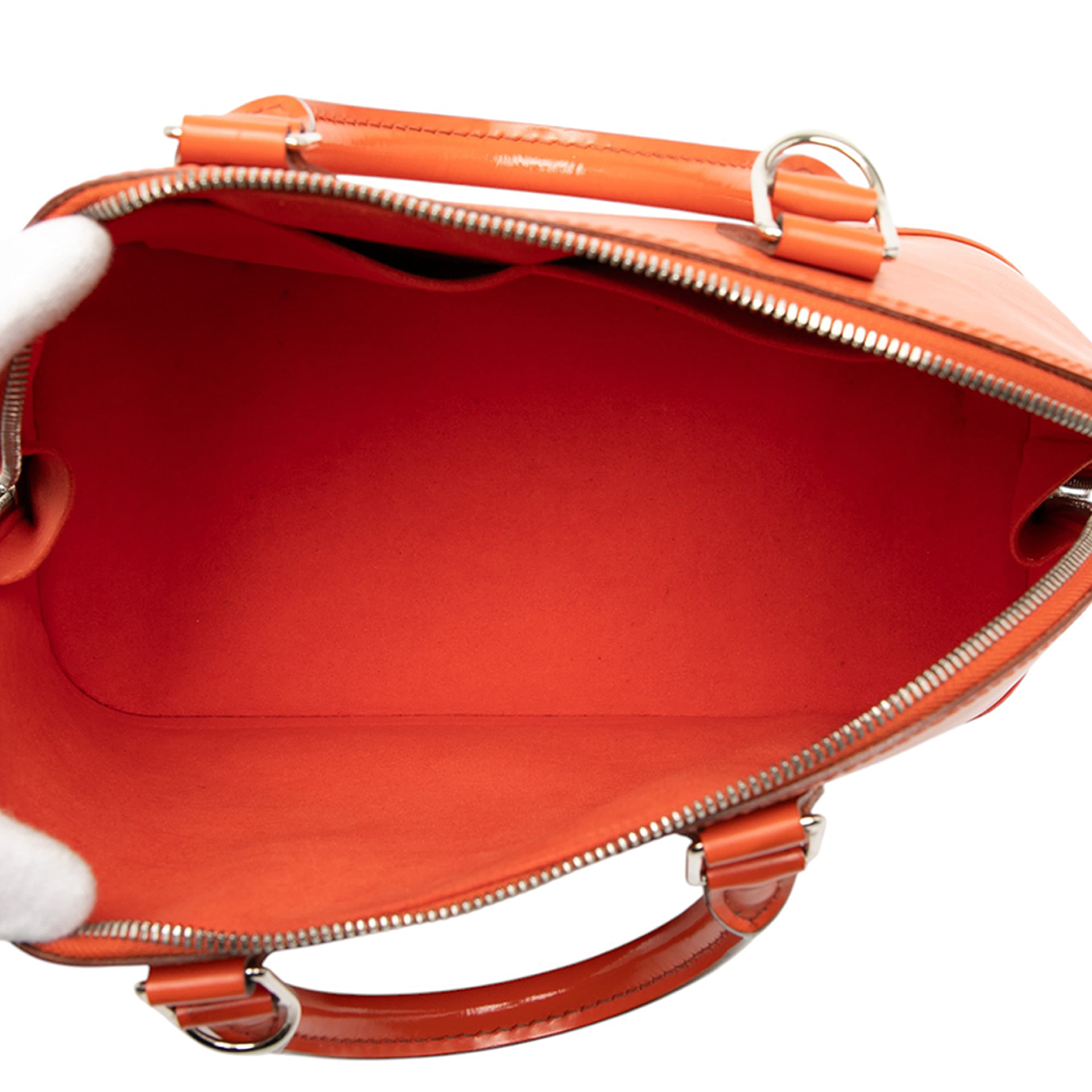 Louis Vuitton Epi Alma Pm, från Luxclusif, i färgen orange. Klicka för att öppna bilden i stort format