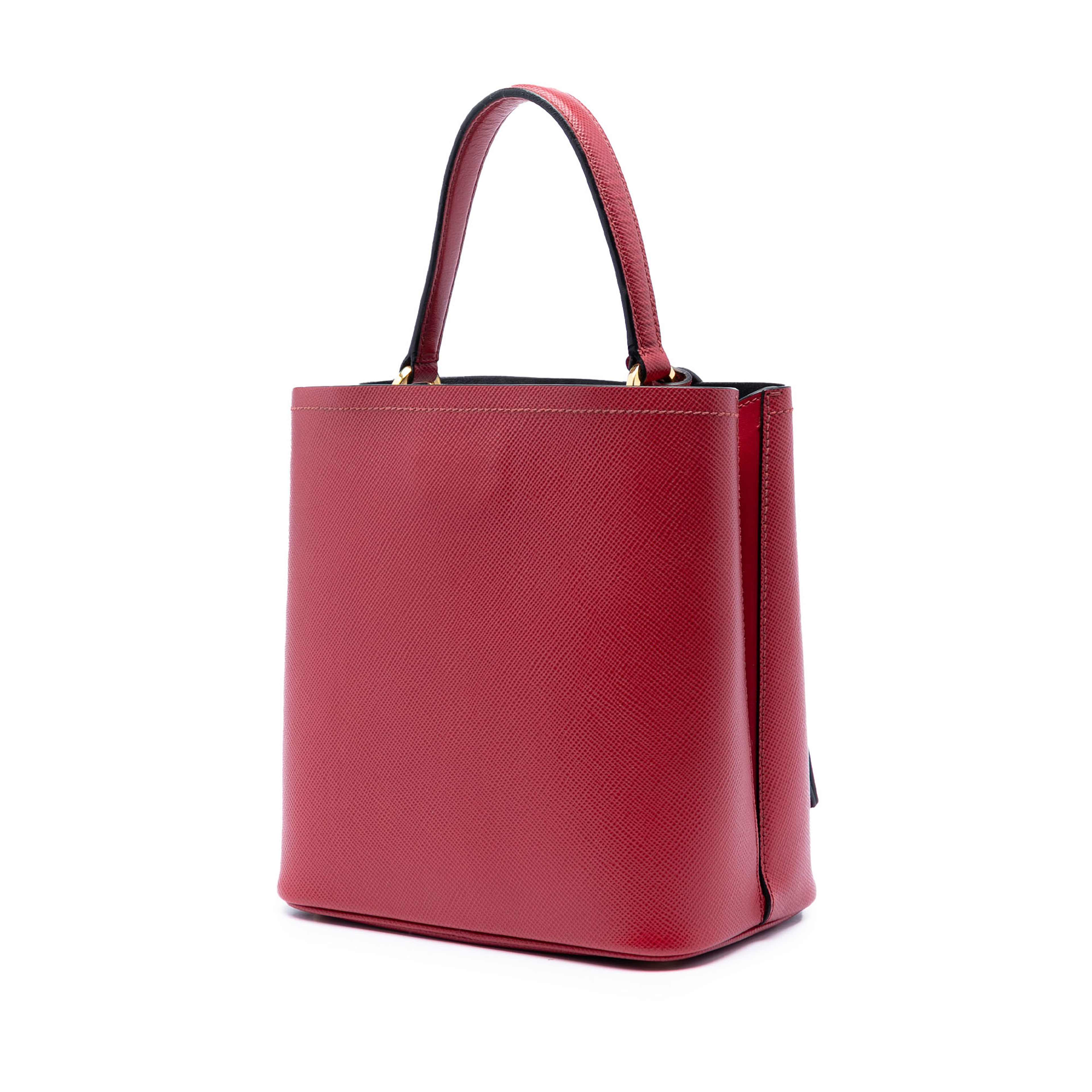 Prada Medium Saffiano Cuir Panier Satchel, från Luxclusif, i färgen red. Klicka för att öppna bilden i stort format