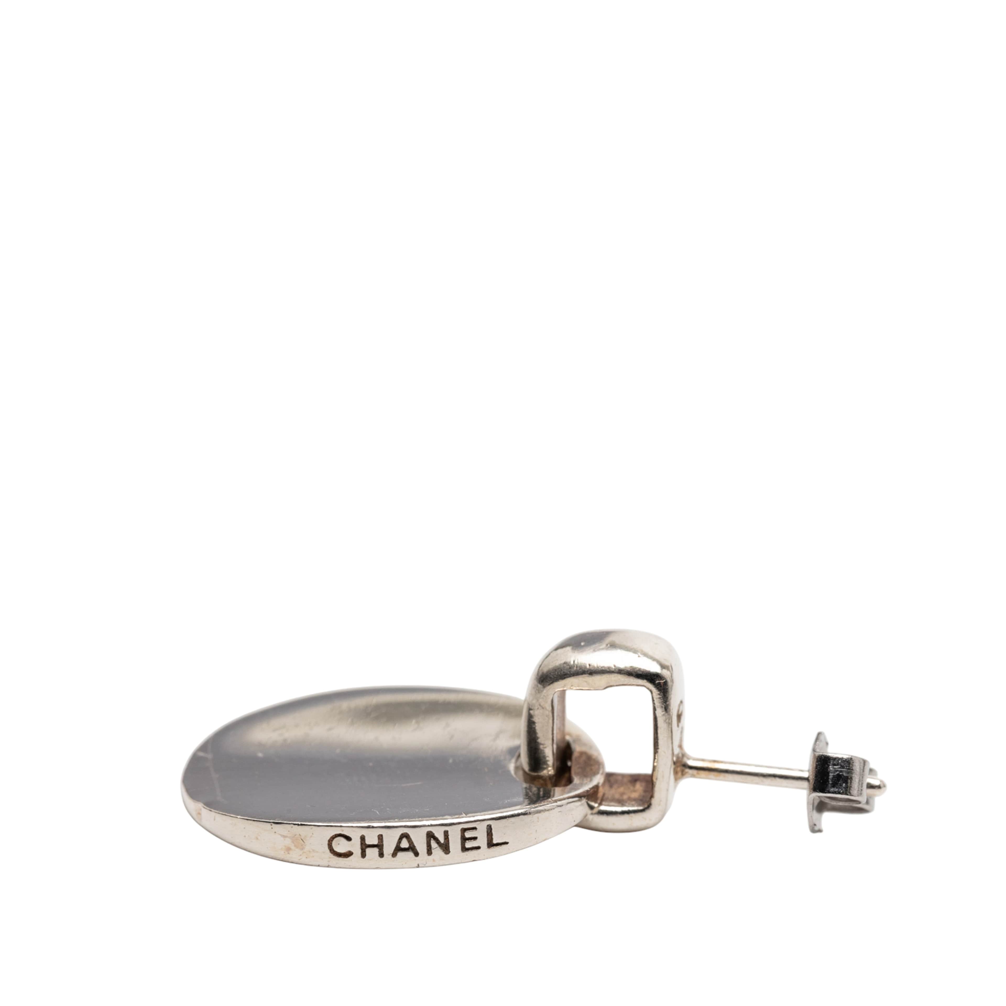 Chanel Sterling Silver Logo Push Back Earrings, från Luxclusif, i färgen silver. Klicka för att öppna bilden i stort format