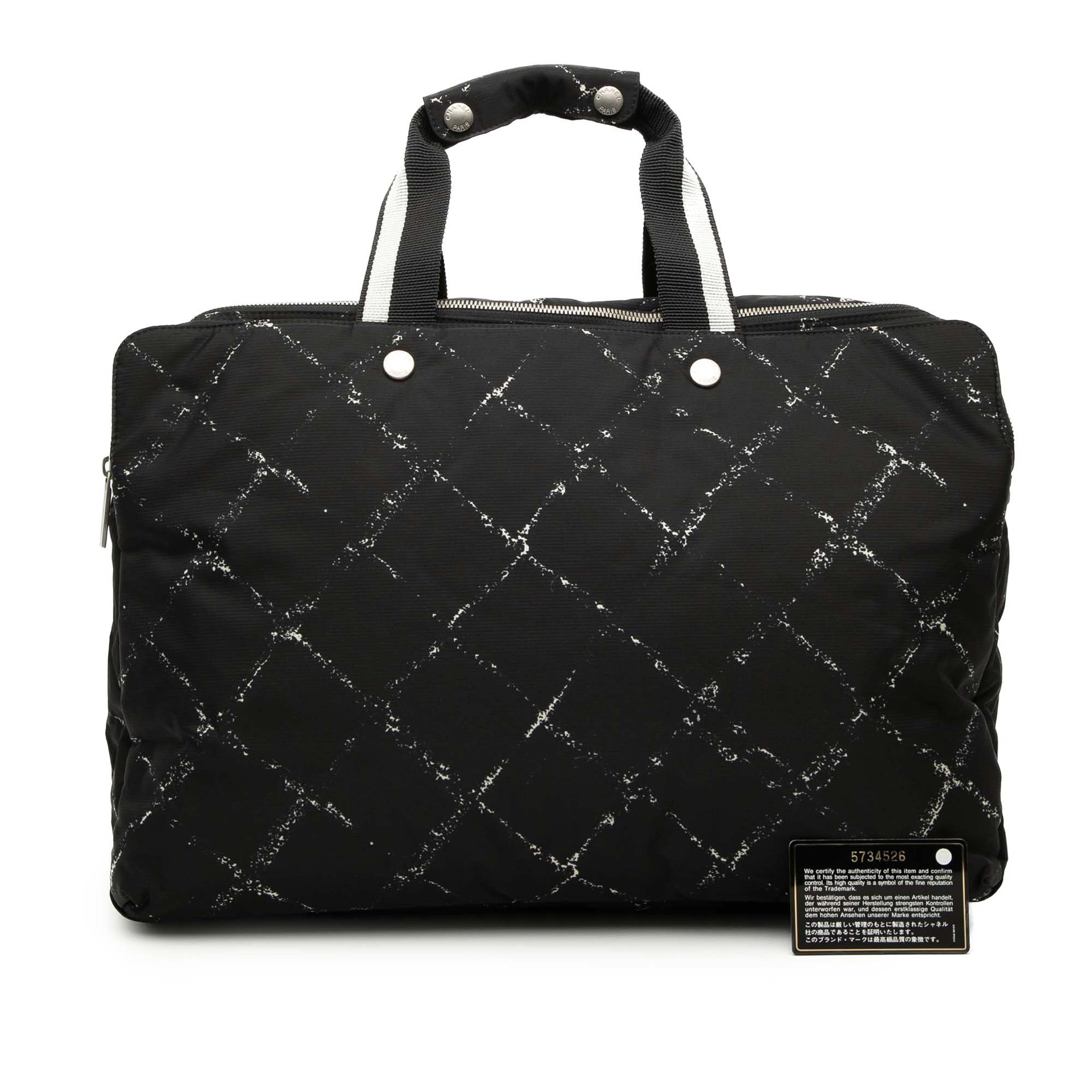 Chanel Old Travel Line Nylon Travel Bag, från Luxclusif, i färgen svart. Klicka för att öppna bilden i stort format