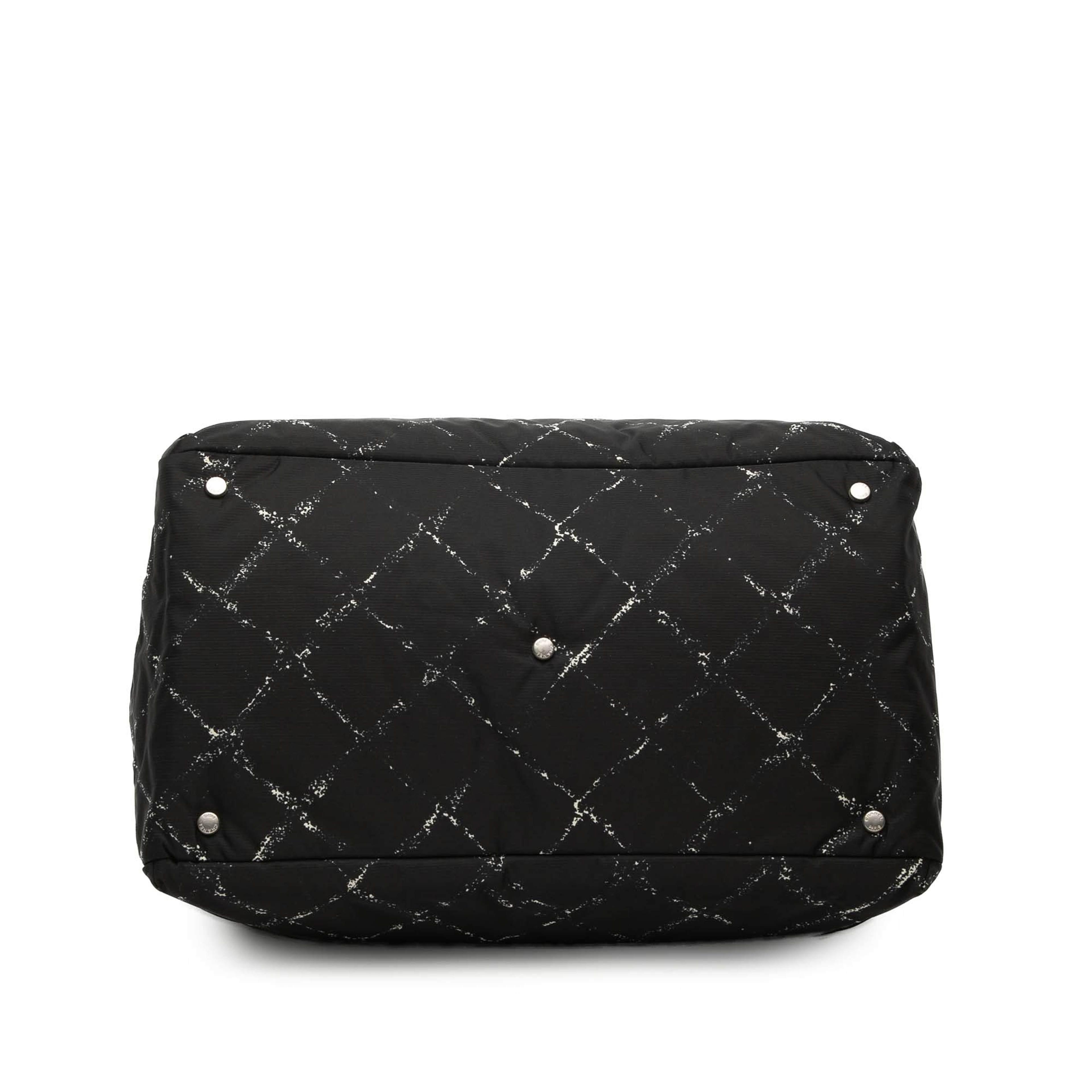 Chanel Old Travel Line Nylon Travel Bag, från Luxclusif, i färgen black. Klicka för att öppna bilden i stort format