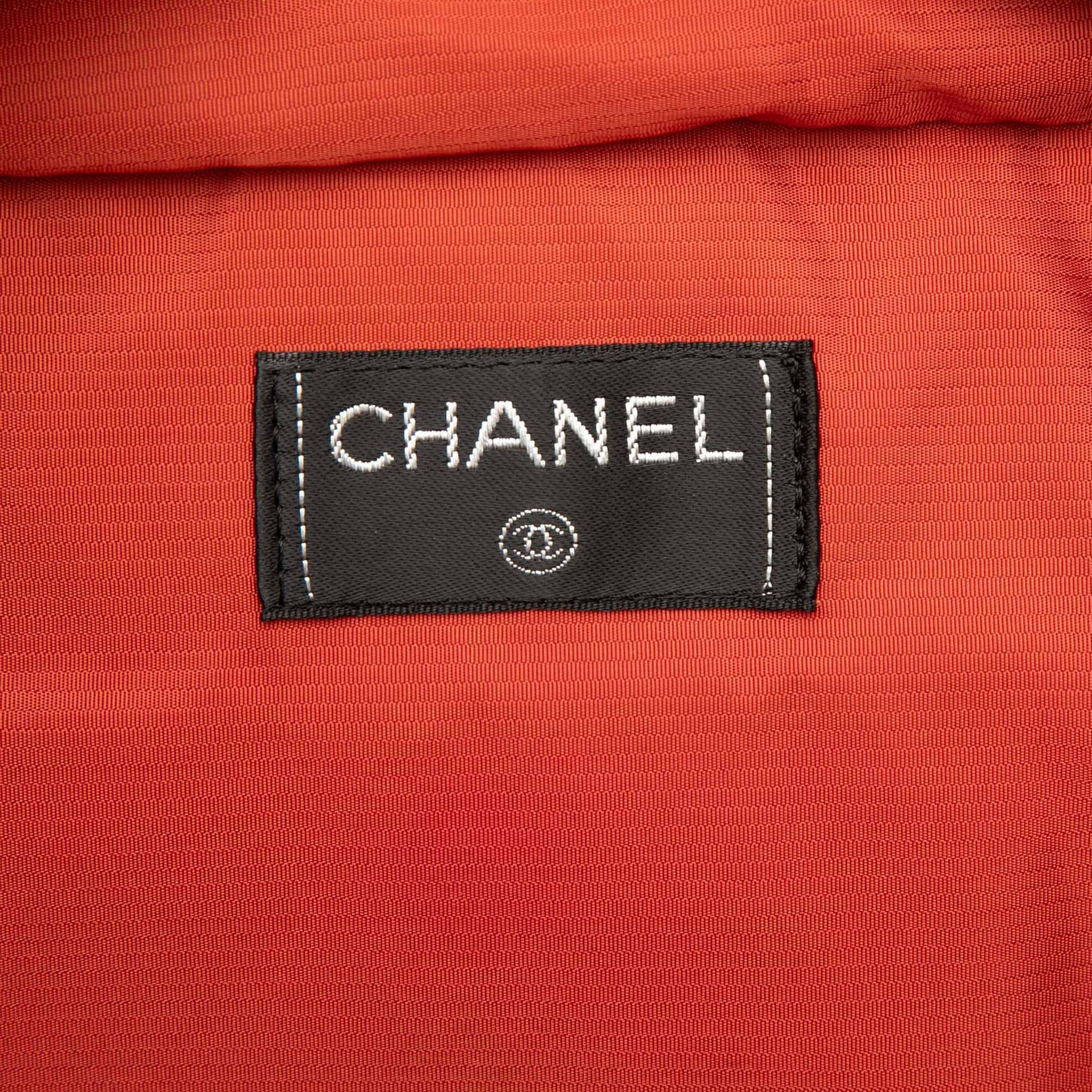 Chanel Old Travel Line Nylon Travel Bag, från Luxclusif, i färgen black. Klicka för att öppna bilden i stort format