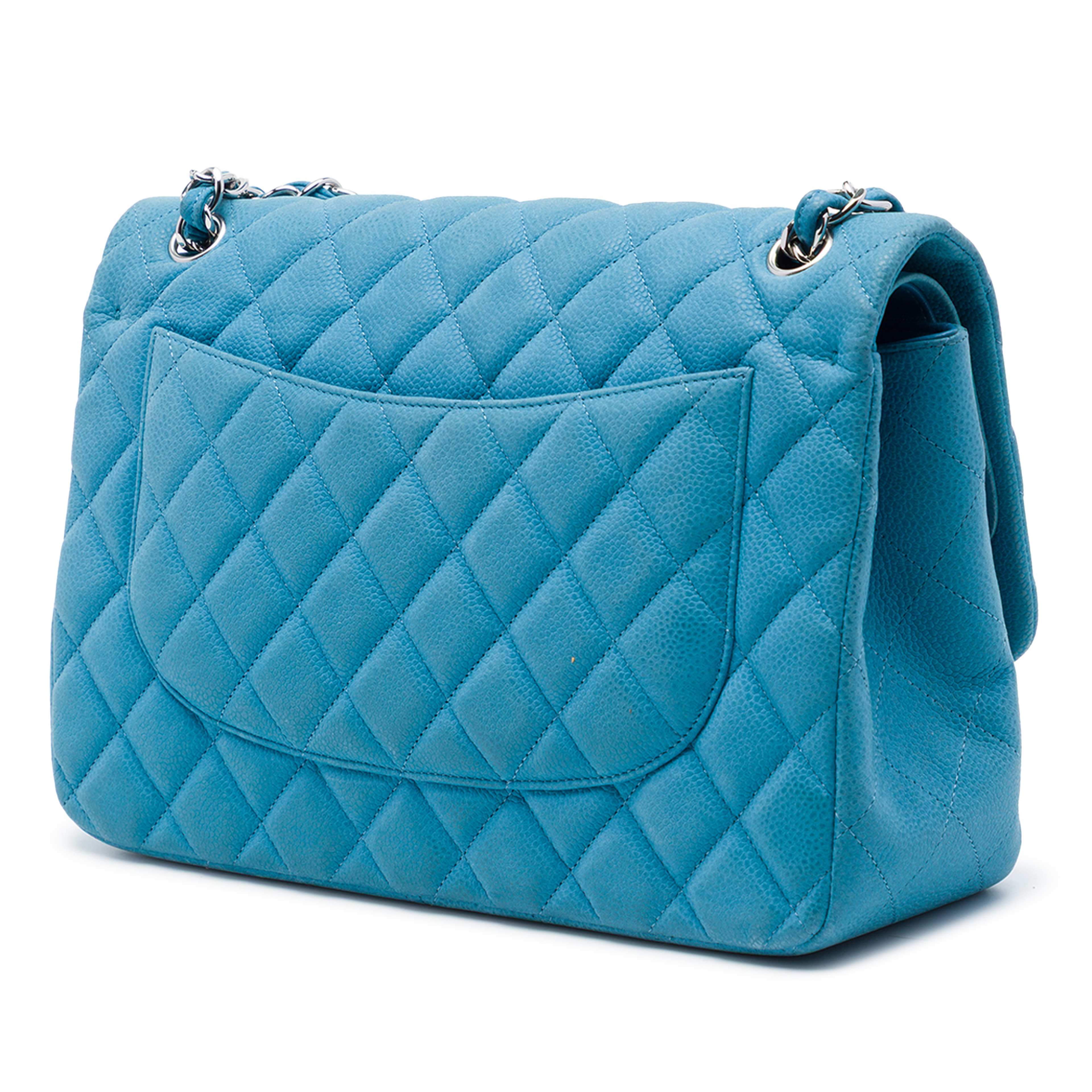 Chanel Jumbo Classic Caviar Double Flap, från Luxclusif, i färgen blå. Klicka för att öppna bilden i stort format