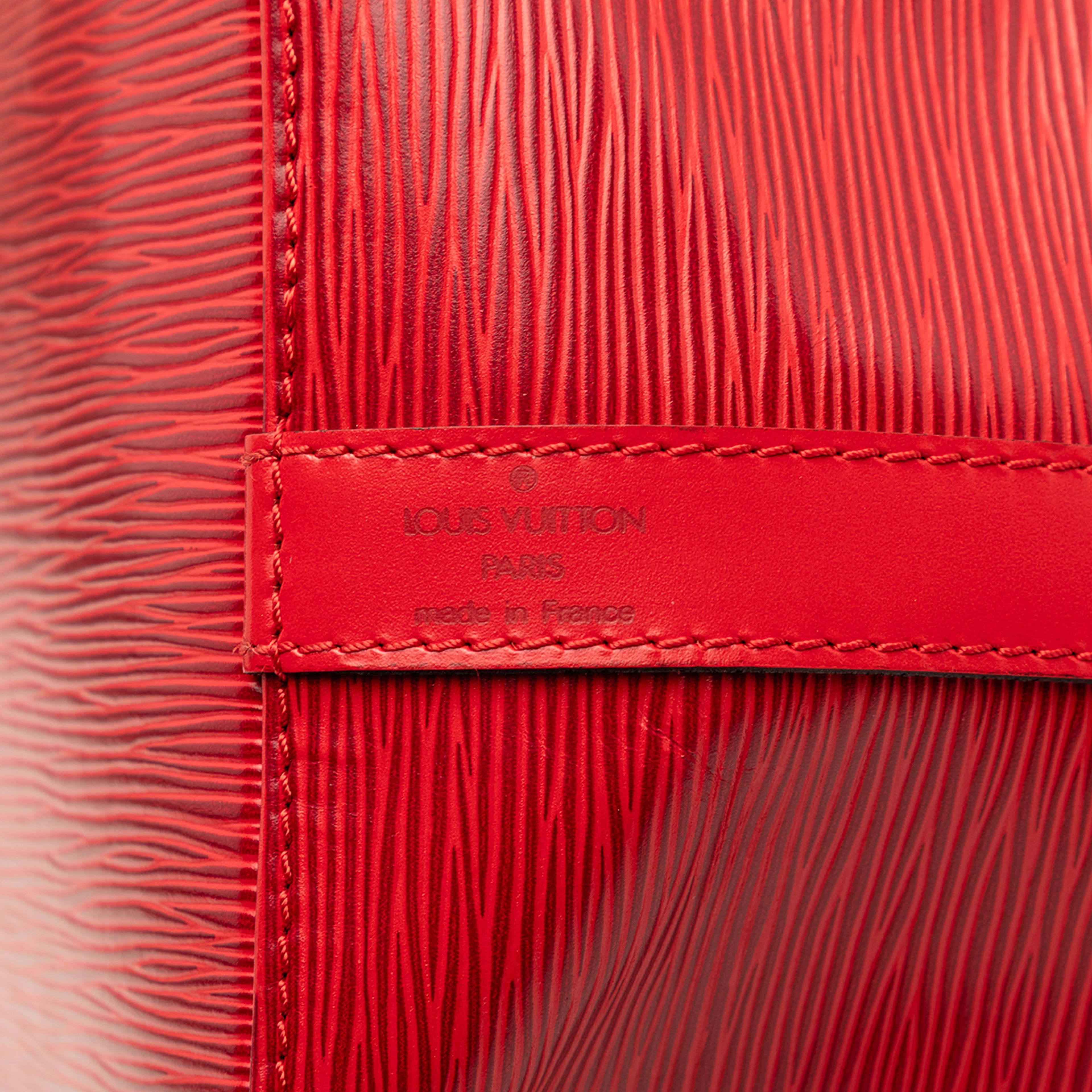 Louis Vuitton Epi Petit Noe, från Luxclusif, i färgen red. Klicka för att öppna bilden i stort format