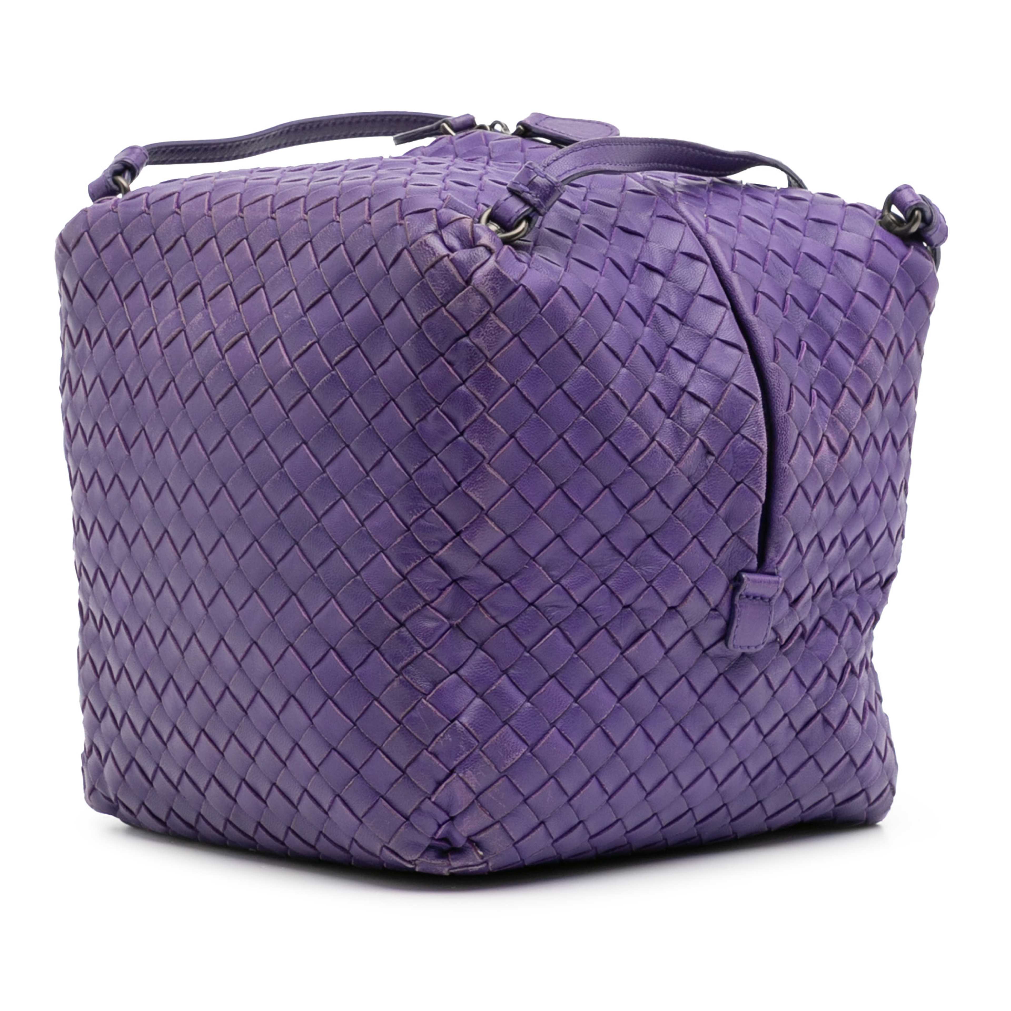Bottega Veneta Nappa Intrecciato Cube Crossbody, från Luxclusif, i färgen dark purple. Klicka för att öppna bilden i stort format