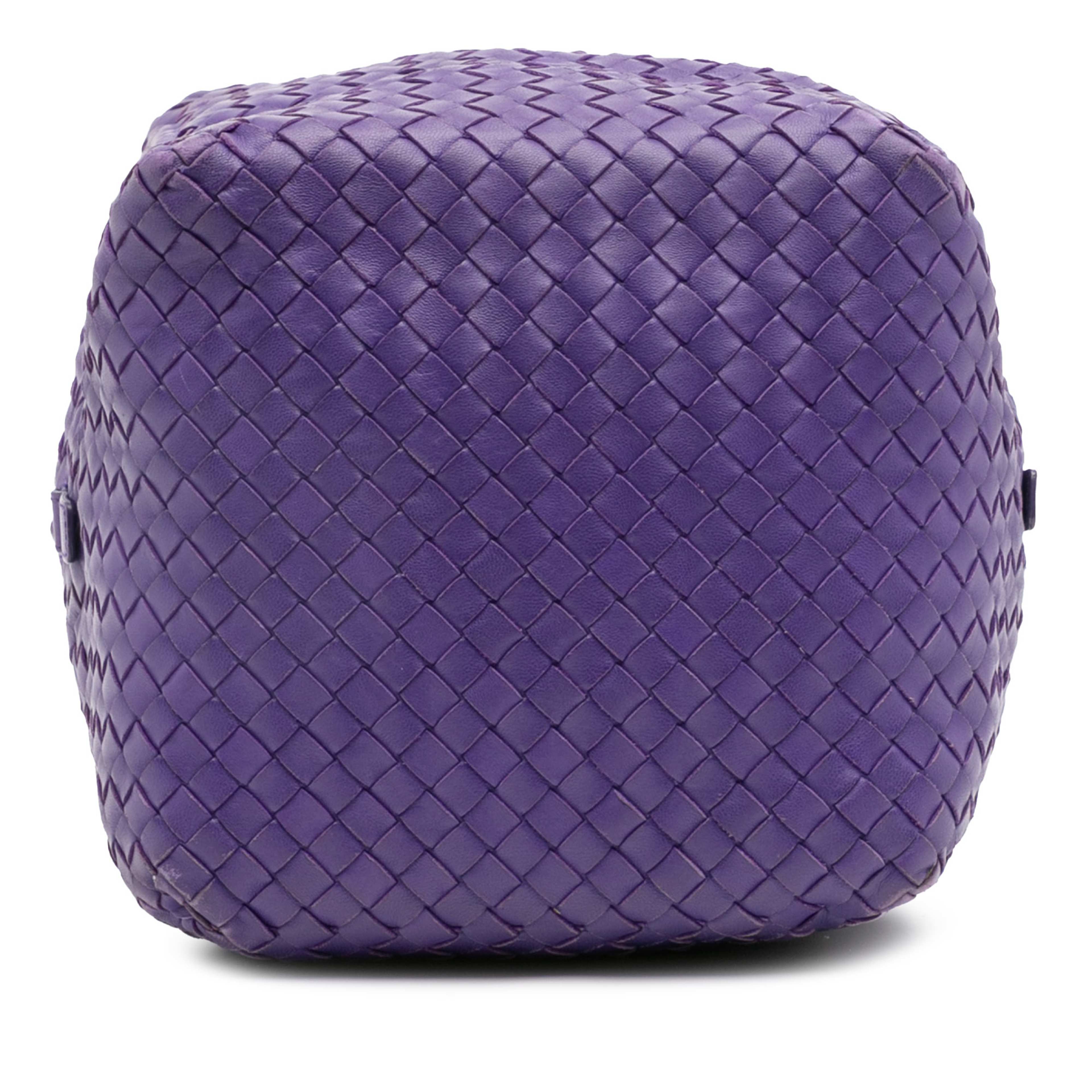 Bottega Veneta Nappa Intrecciato Cube Crossbody, från Luxclusif, i färgen dark purple. Klicka för att öppna bilden i stort format