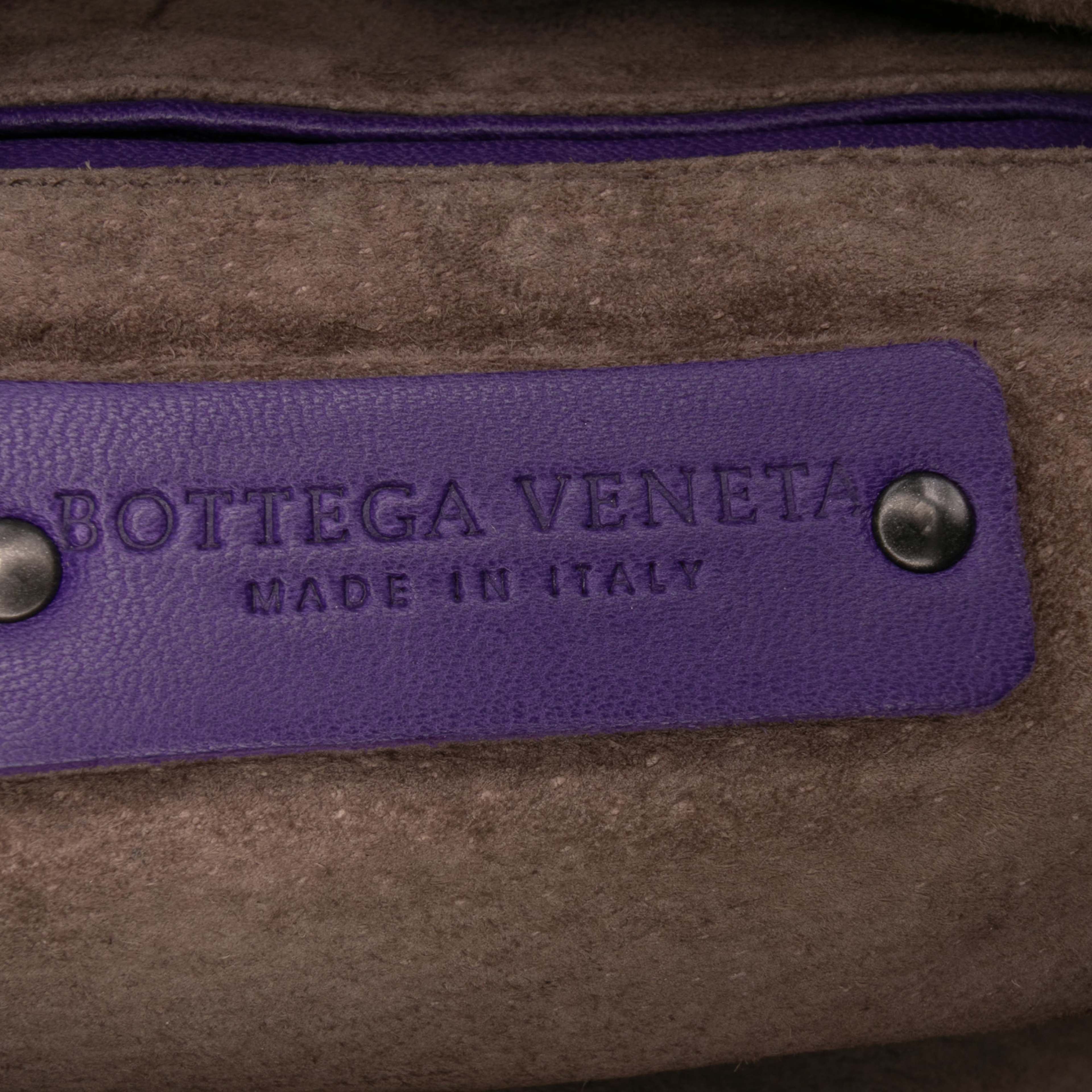 Bottega Veneta Nappa Intrecciato Cube Crossbody, från Luxclusif, i färgen dark purple. Klicka för att öppna bilden i stort format