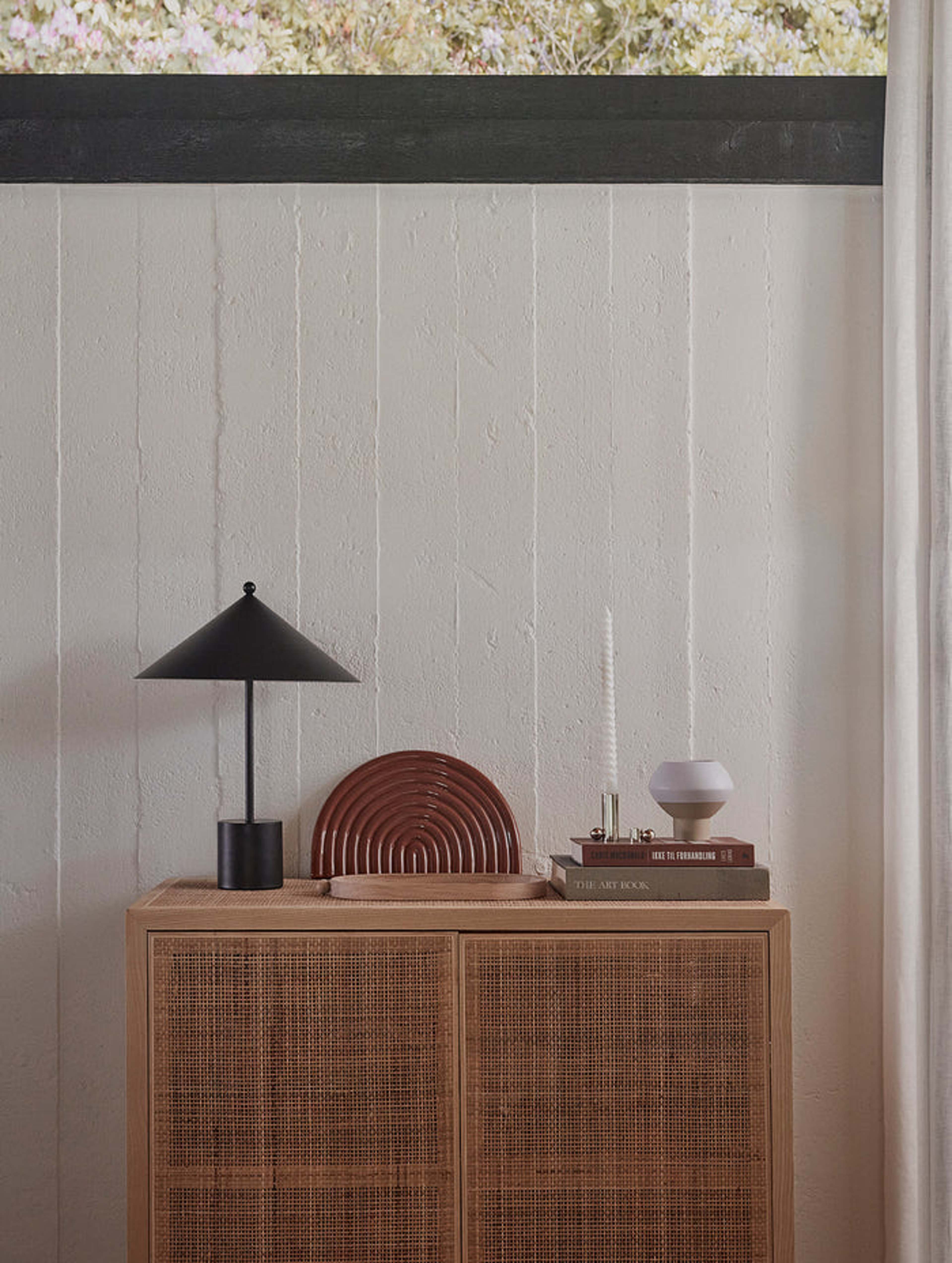 Kasa Table Lamp (eu), från OYOY Living, i färgen black. Klicka för att öppna bilden i stort format