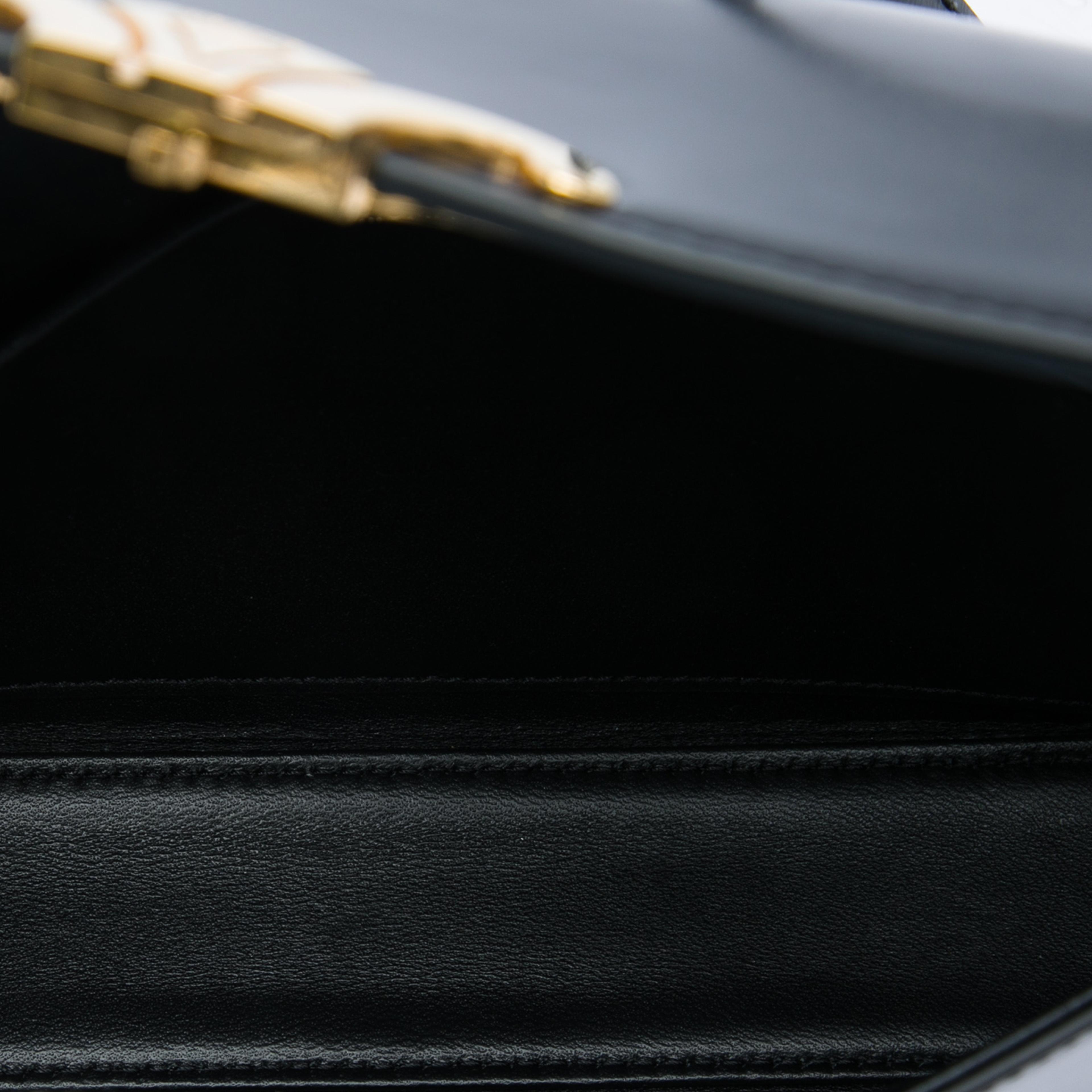 Celine Shiny Calfskin Triomphe Claude Shoulder Bag, från Luxclusif, i färgen svart. Klicka för att öppna bilden i stort format