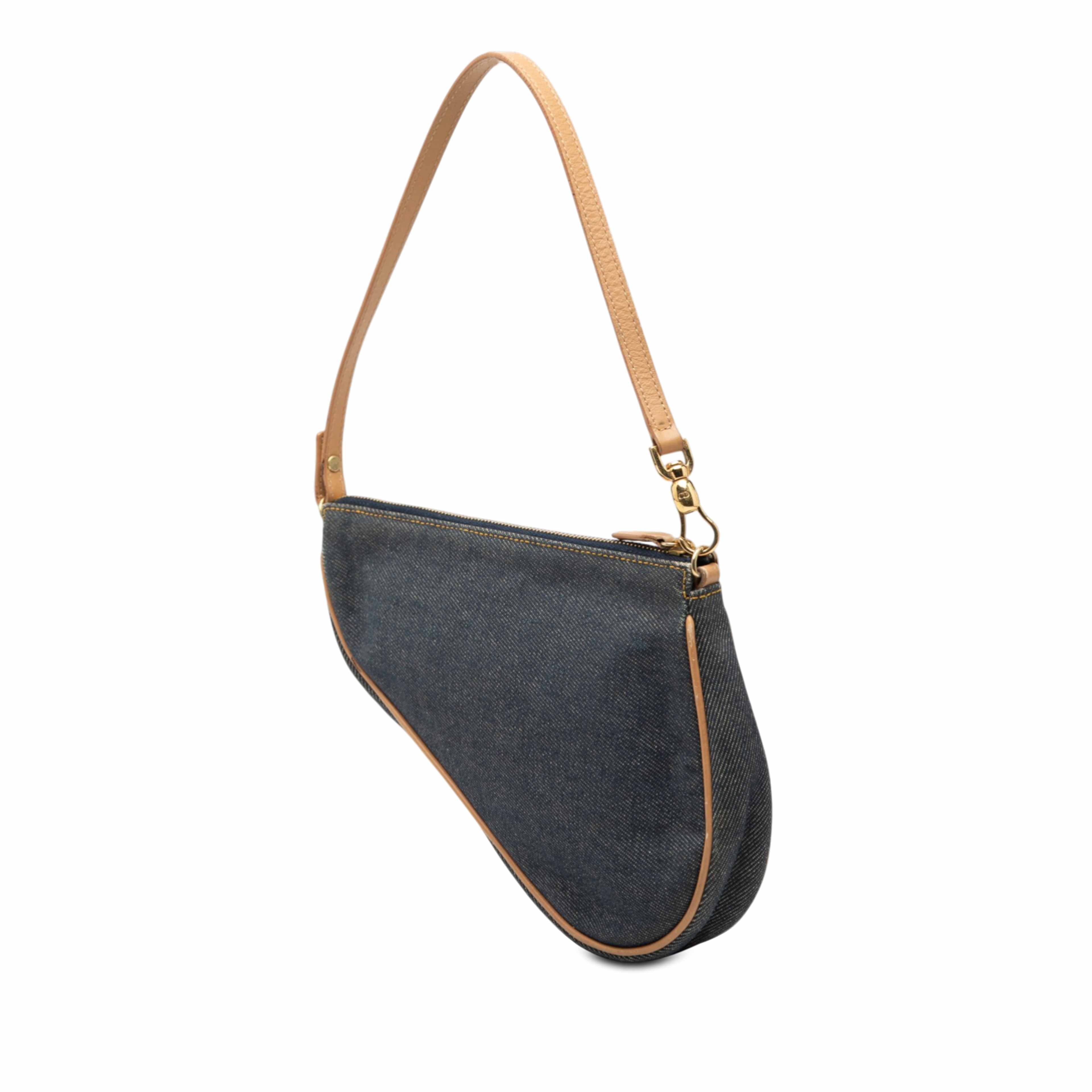 Dior Mini Denim Saddle Pochette, från Luxclusif, i färgen blå. Klicka för att öppna bilden i stort format