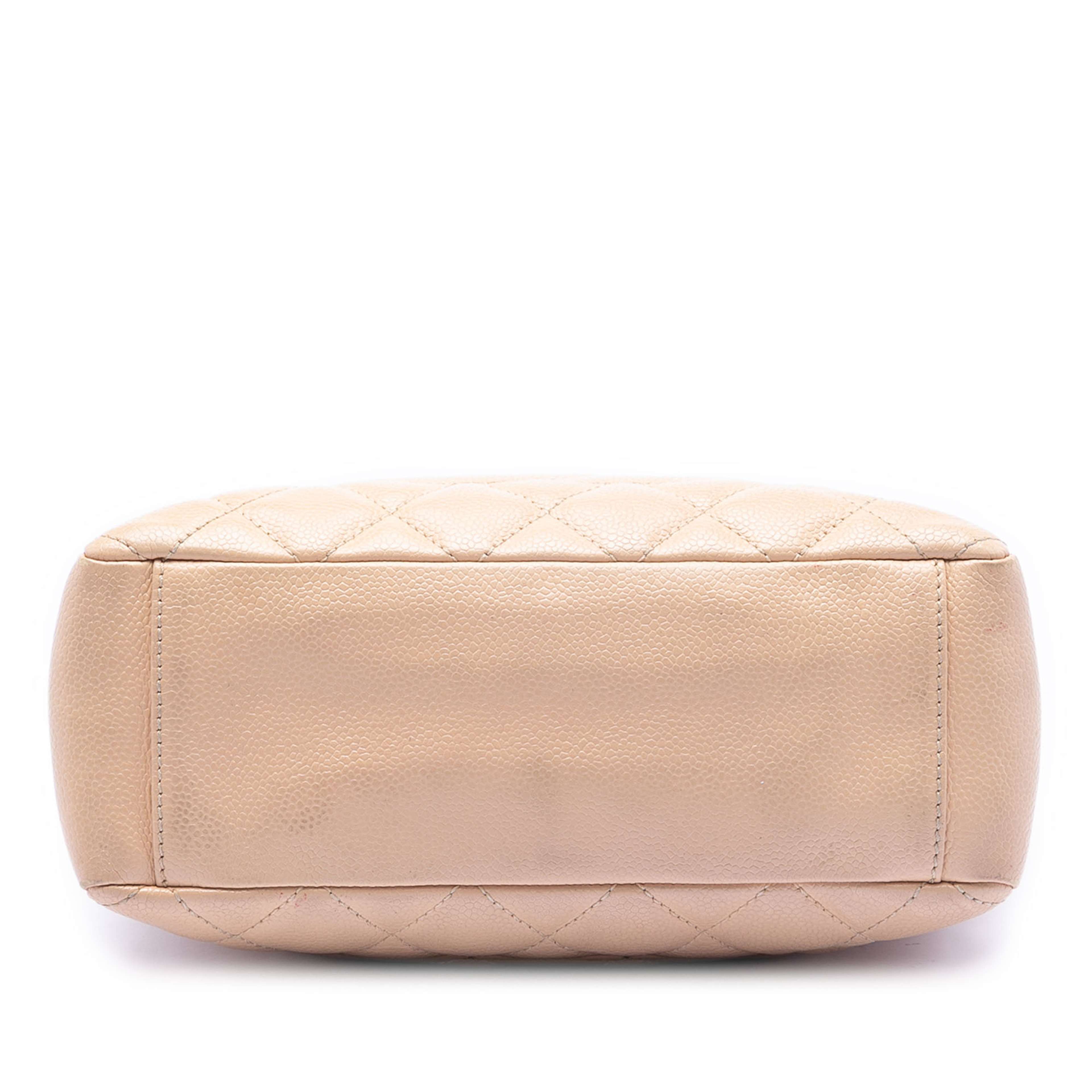 Chanel Caviar Petite Shopping Tote, från Luxclusif, i färgen beige. Klicka för att öppna bilden i stort format