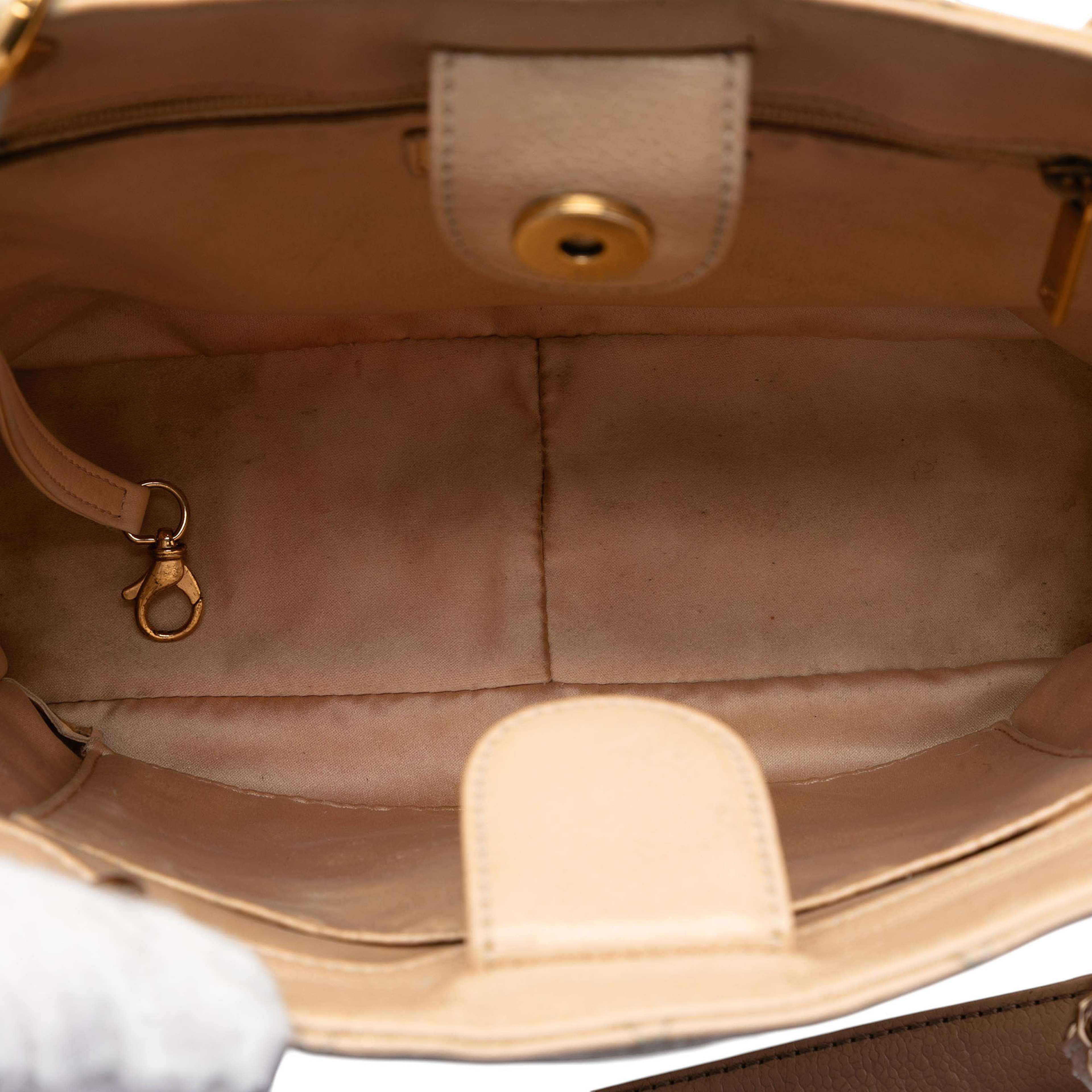 Chanel Caviar Petite Shopping Tote, från Luxclusif, i färgen beige. Klicka för att öppna bilden i stort format