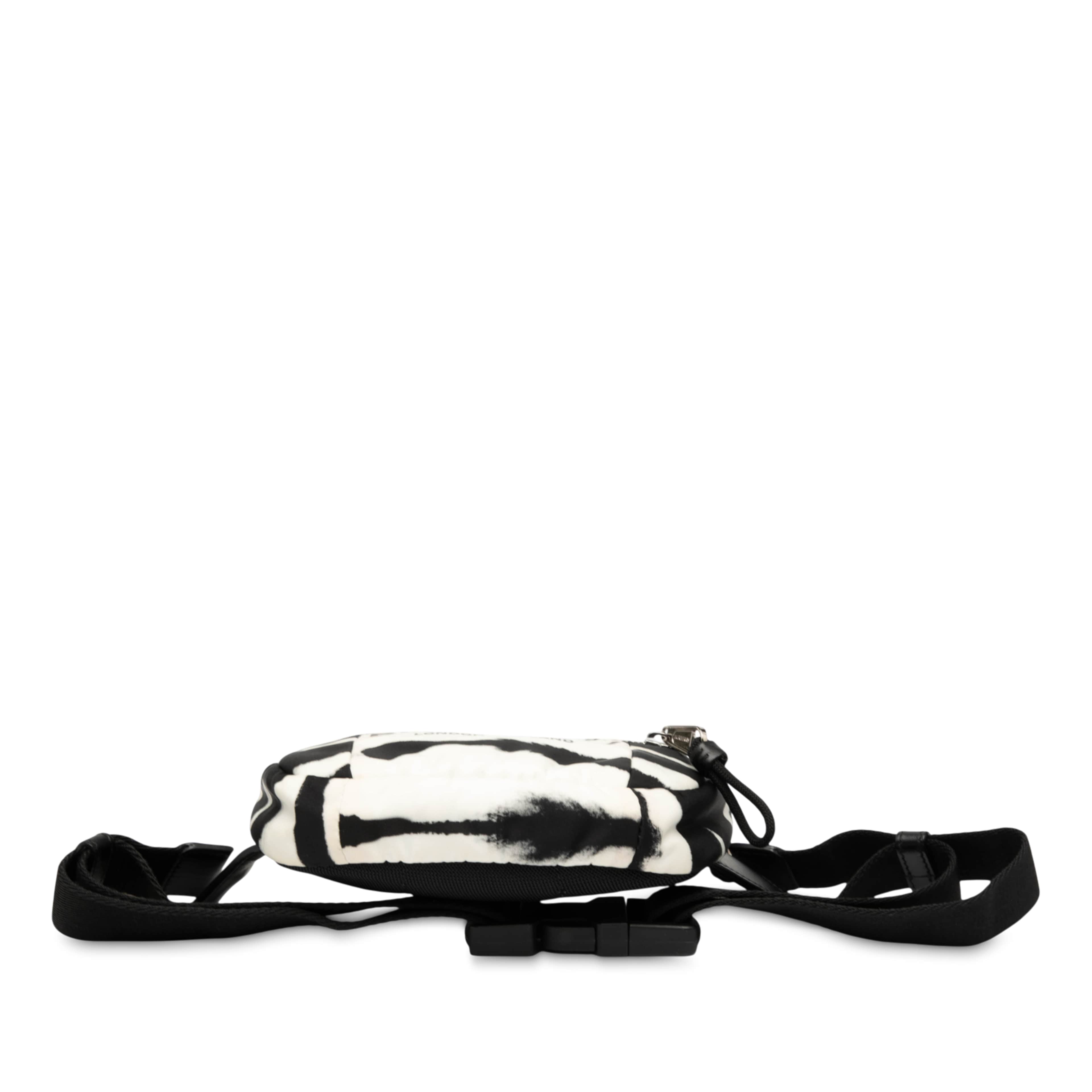 Burberry Zebra Print Nylon Logo Cannon Belt Bag, från Luxclusif, i färgen svart. Klicka för att öppna bilden i stort format
