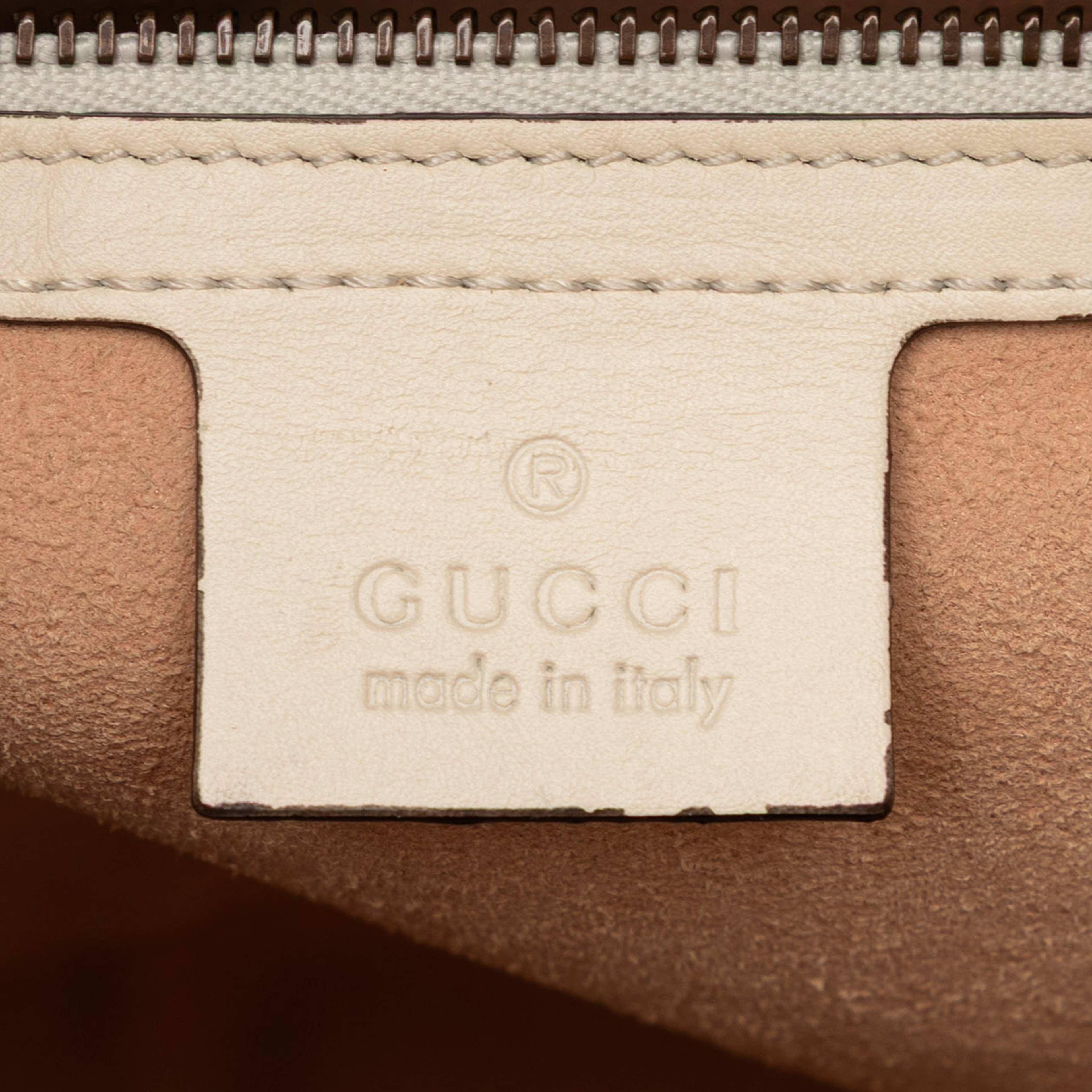 Gucci Gg Marmont Matelasse Leather Crossbody, från Luxclusif, i färgen light beige. Klicka för att öppna bilden i stort format