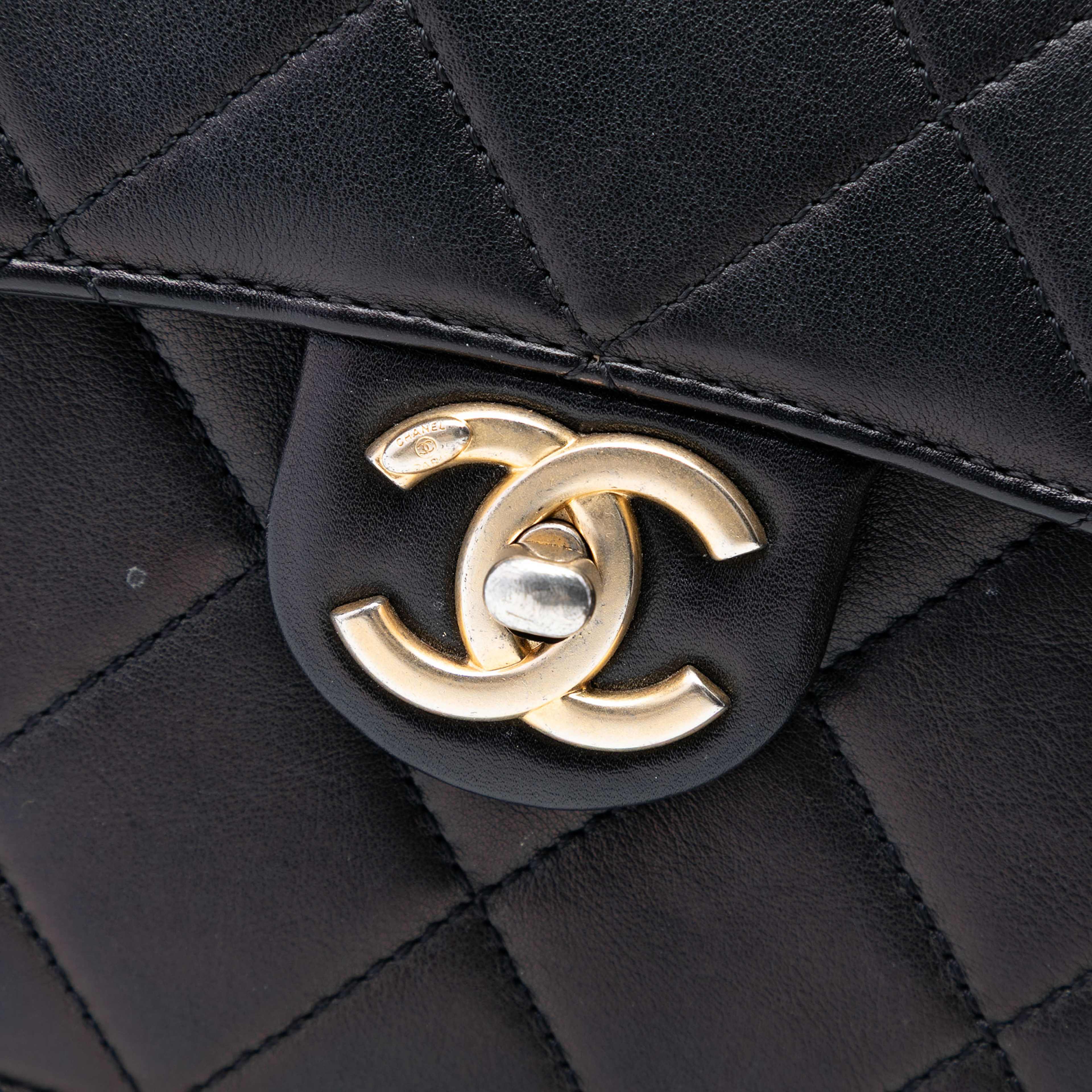Chanel Mini Cc Quilted Shiny Calfskin Round Moon Messenger Flap, från Luxclusif, i färgen black. Klicka för att öppna bilden i stort format