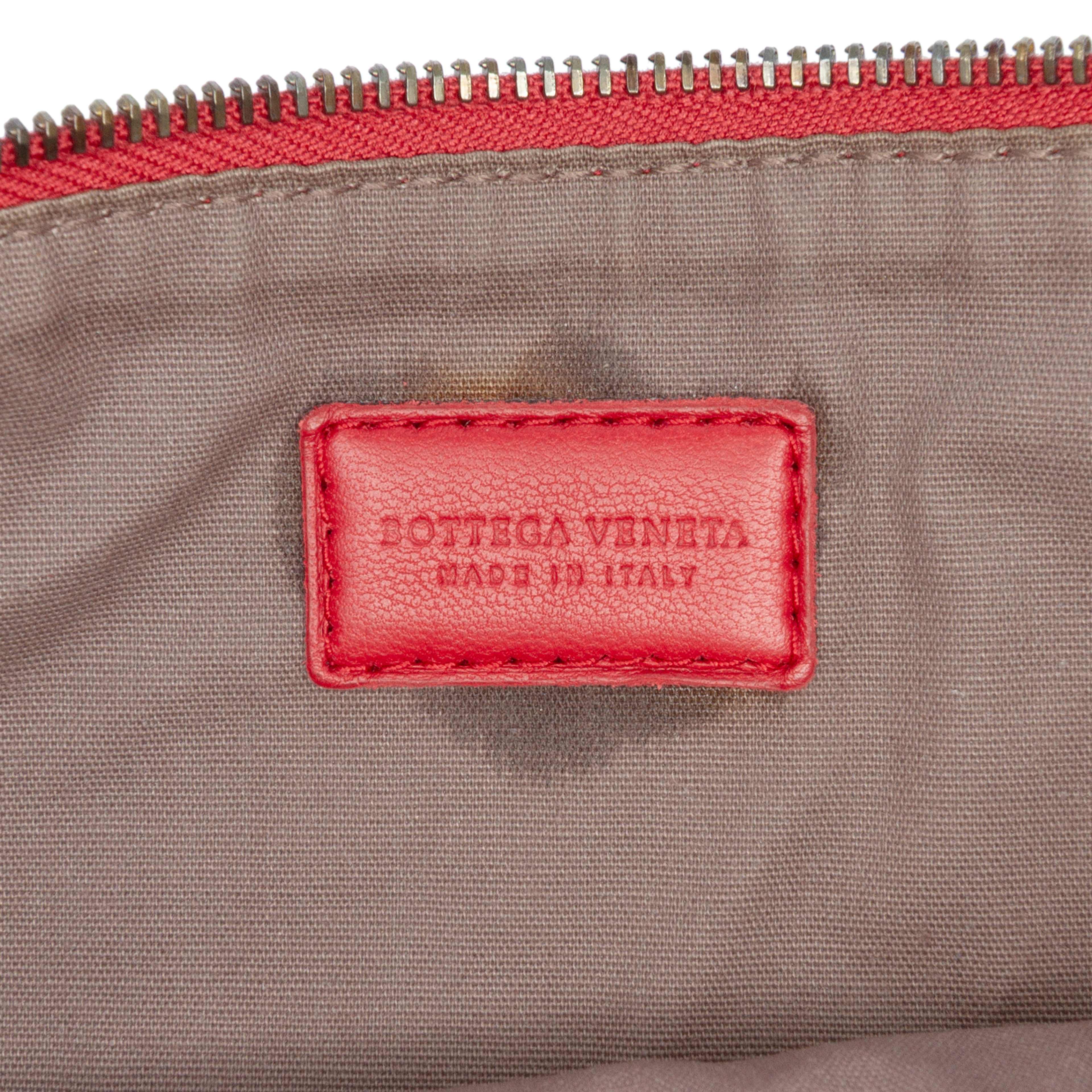 Bottega Veneta Nappa Intrecciato Clutch, från Luxclusif, i färgen red. Klicka för att öppna bilden i stort format