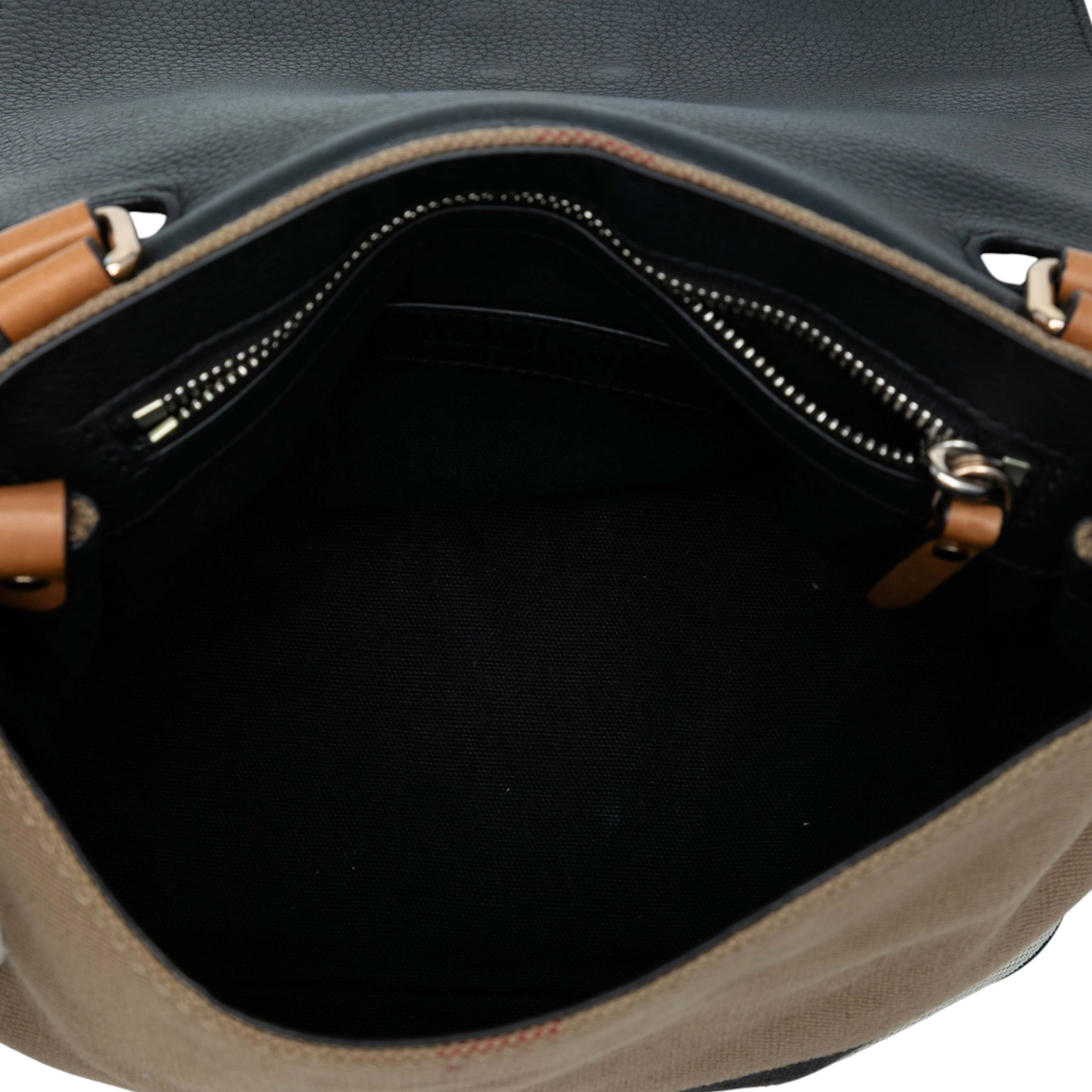 Burberry Mega Check Canvas And Grainy Calfskin Shellwood Crossbody, från Luxclusif, i färgen black. Klicka för att öppna bilden i stort format