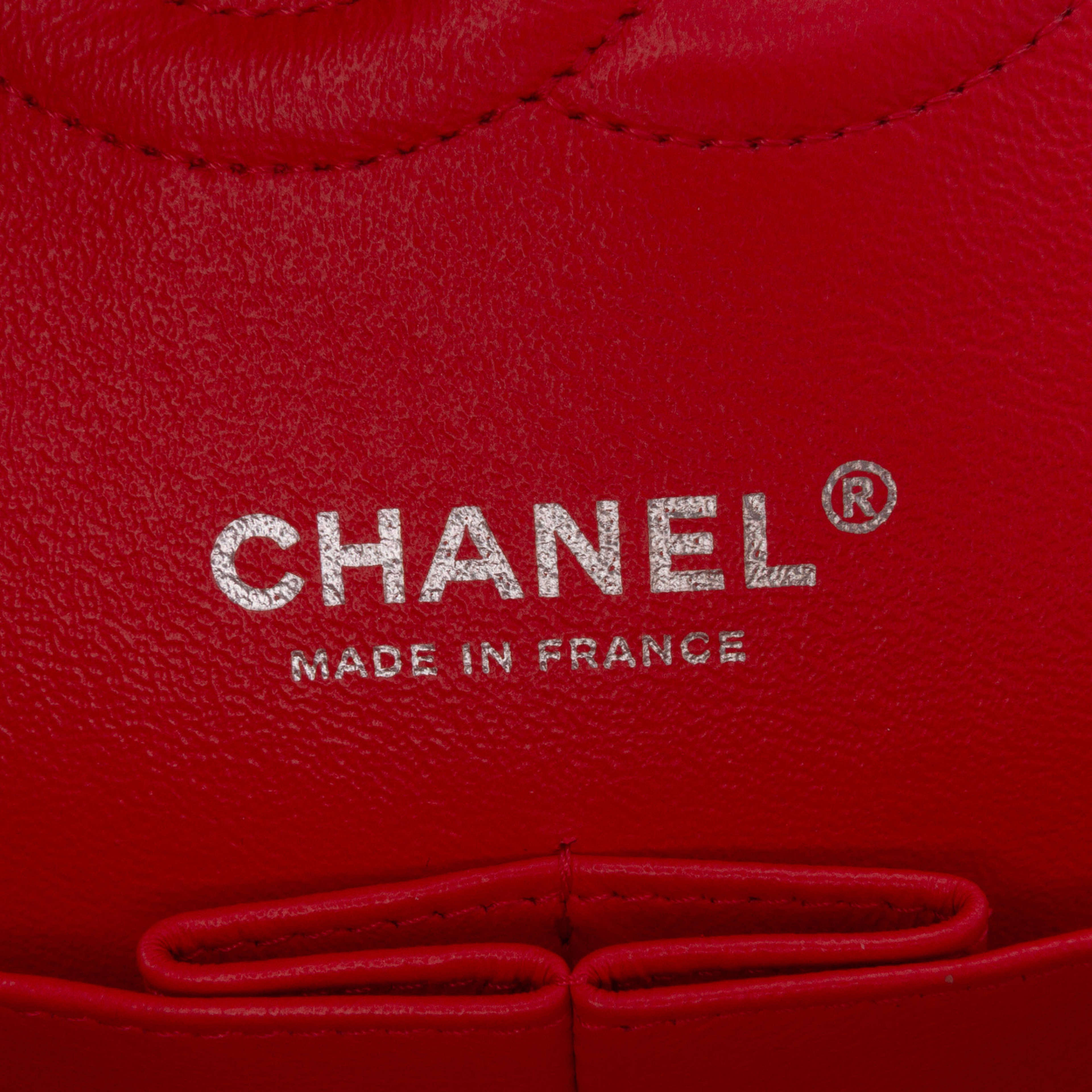 Chanel Medium Classic Velvet Double Flap, från Luxclusif, i färgen red. Klicka för att öppna bilden i stort format