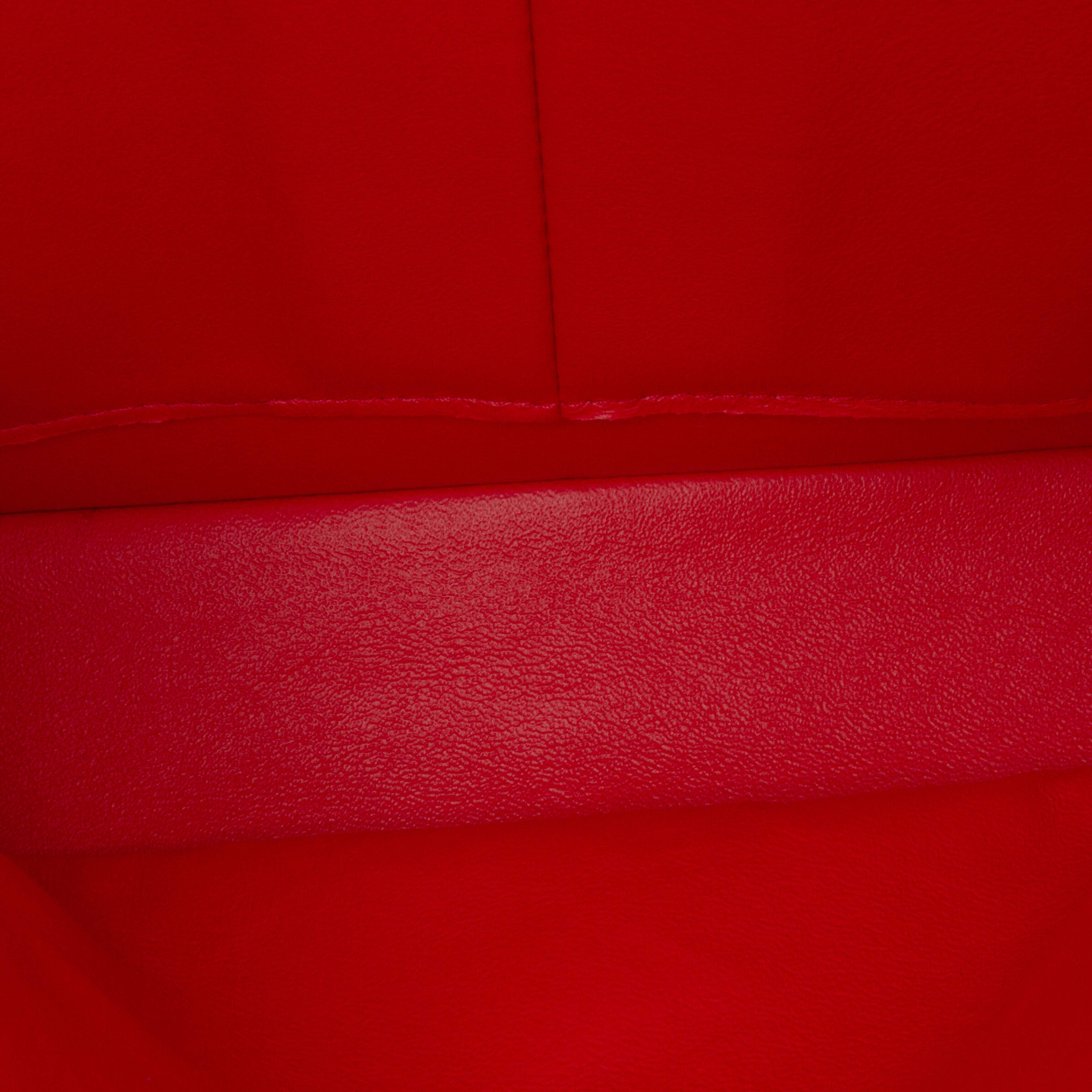 Chanel Medium Classic Velvet Double Flap, från Luxclusif, i färgen red. Klicka för att öppna bilden i stort format