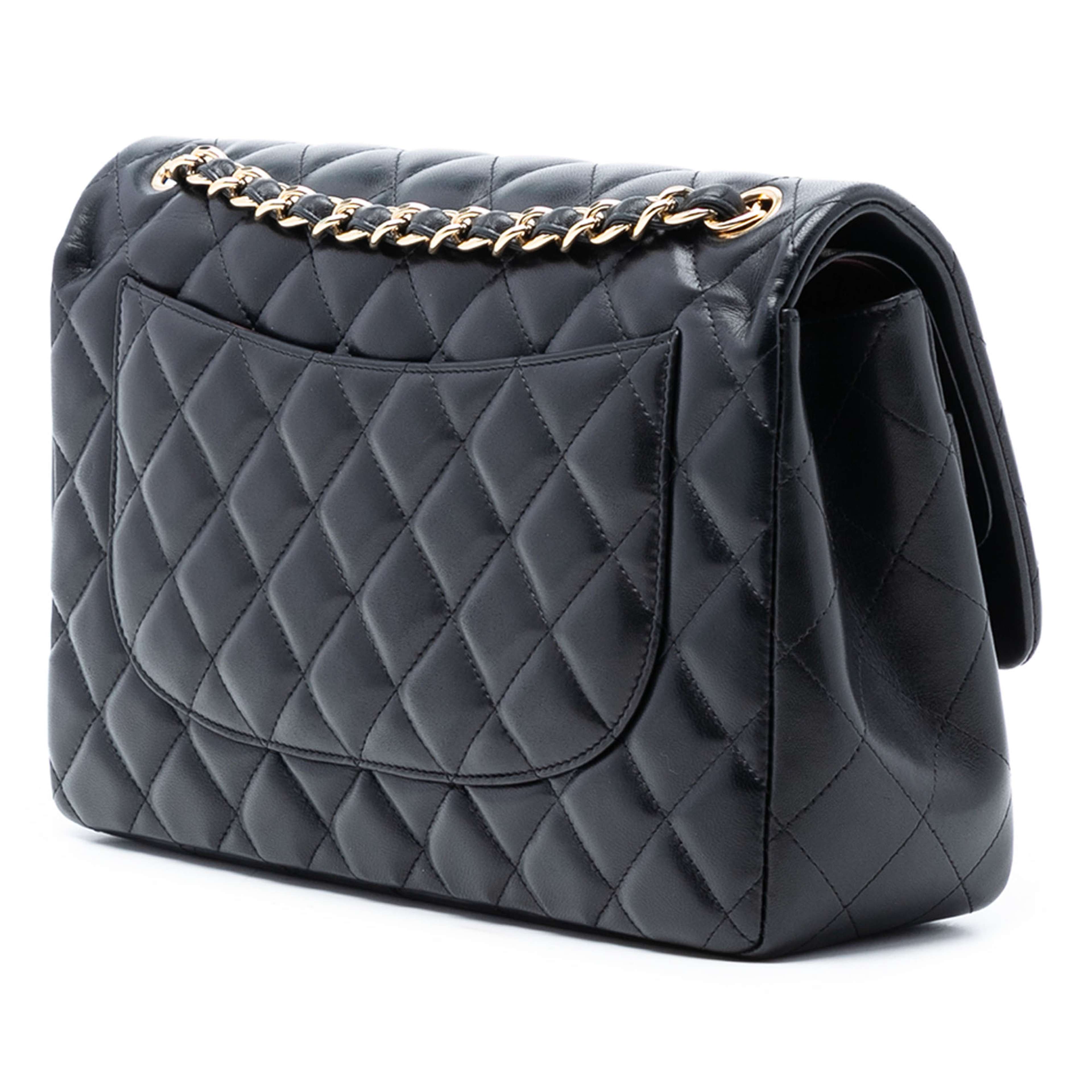 Chanel Jumbo Classic Lambskin Double Flap, från Luxclusif, i färgen black. Klicka för att öppna bilden i stort format