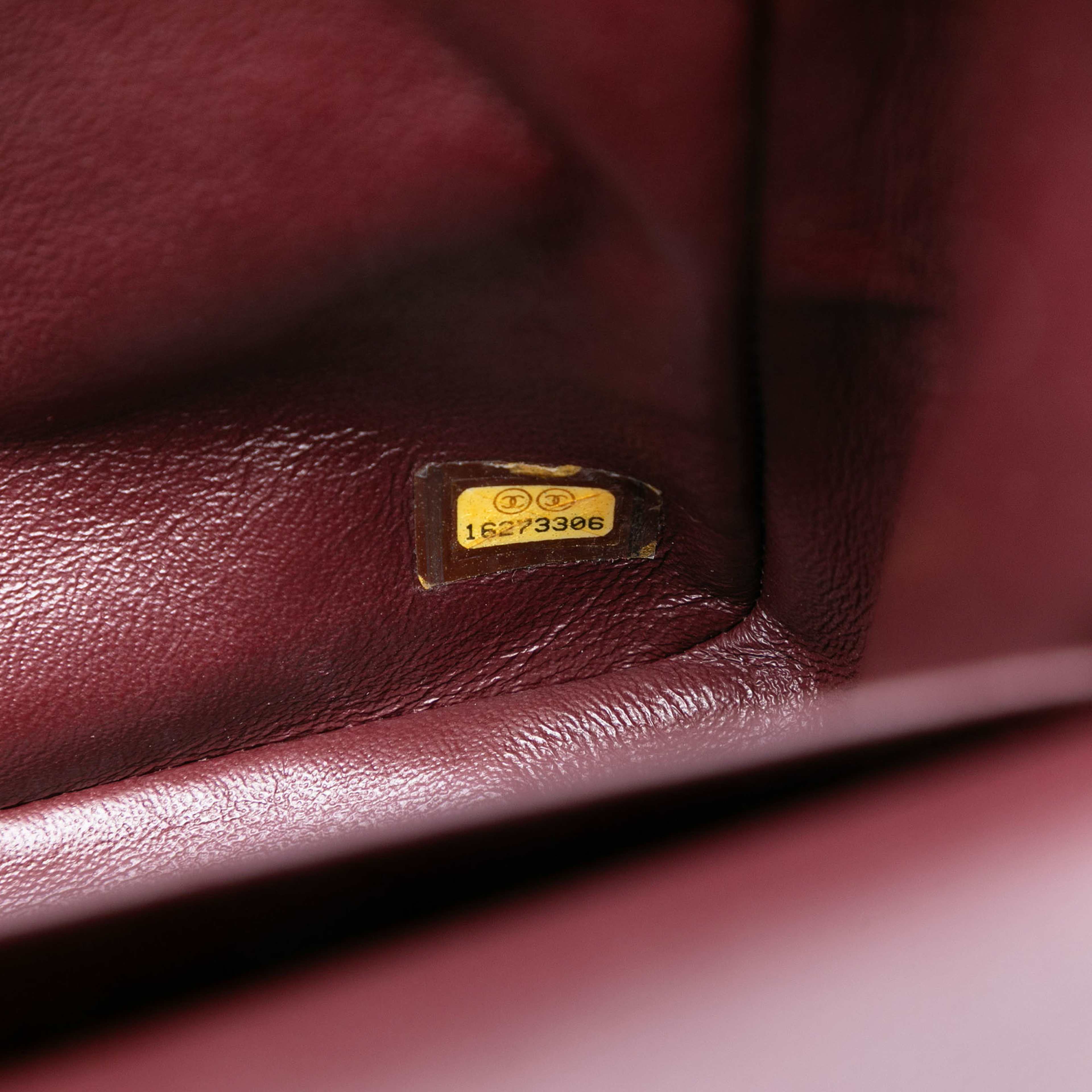 Chanel Jumbo Classic Lambskin Double Flap, från Luxclusif, i färgen black. Klicka för att öppna bilden i stort format