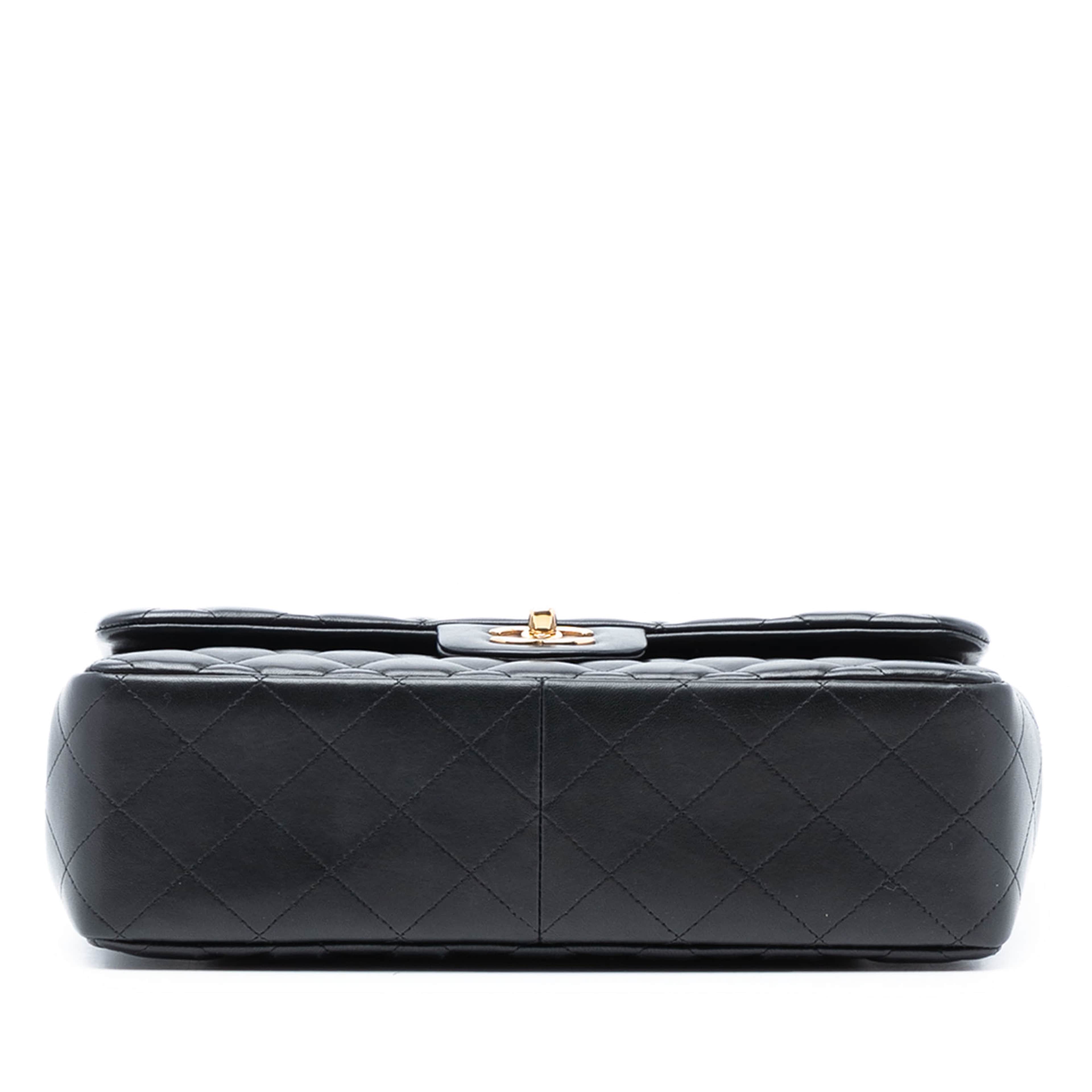 Chanel Jumbo Classic Lambskin Double Flap, från Luxclusif, i färgen black. Klicka för att öppna bilden i stort format