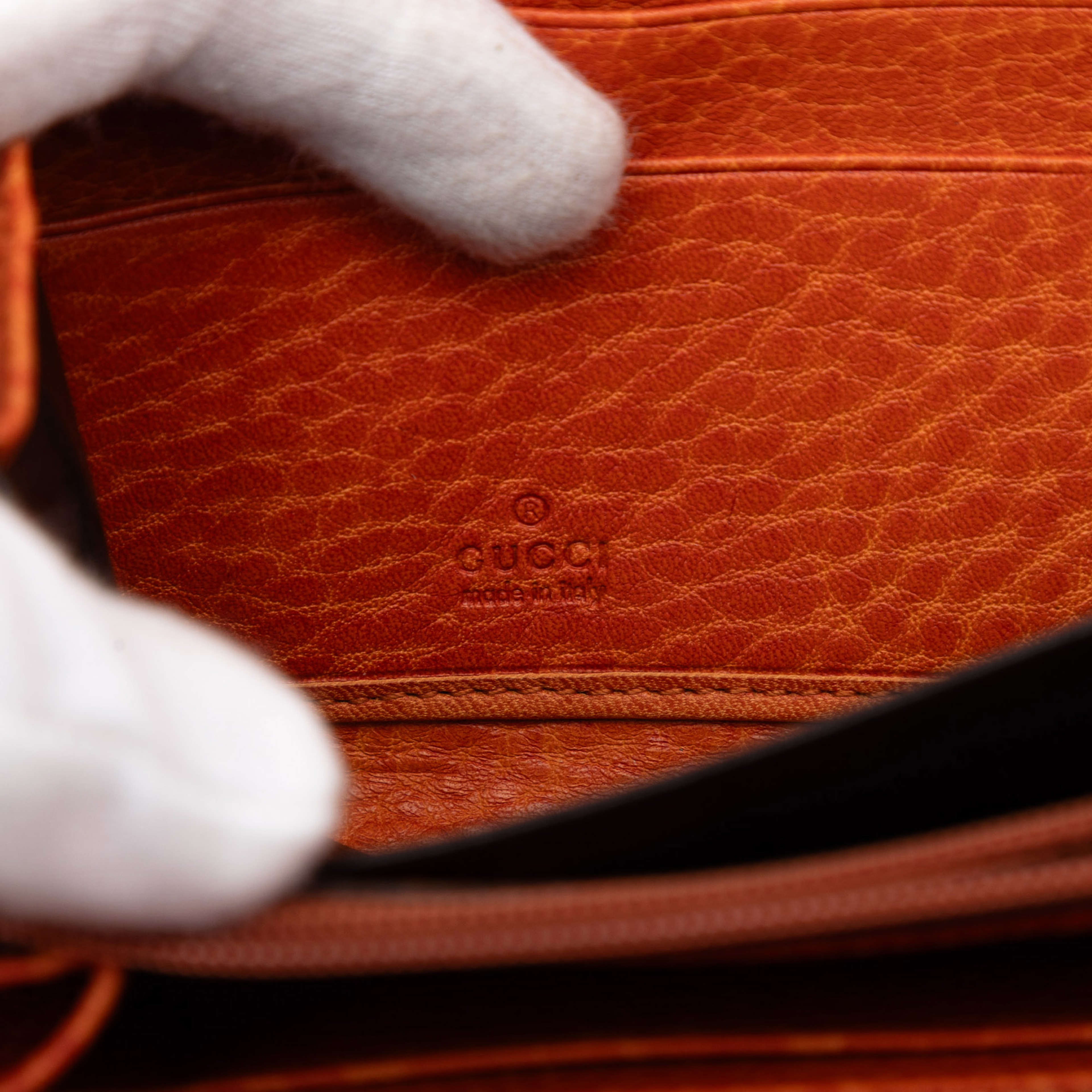 Gucci Gg Canvas Bamboo Tassel Zip Around Long Wallet, från Luxclusif, i färgen orange. Klicka för att öppna bilden i stort format