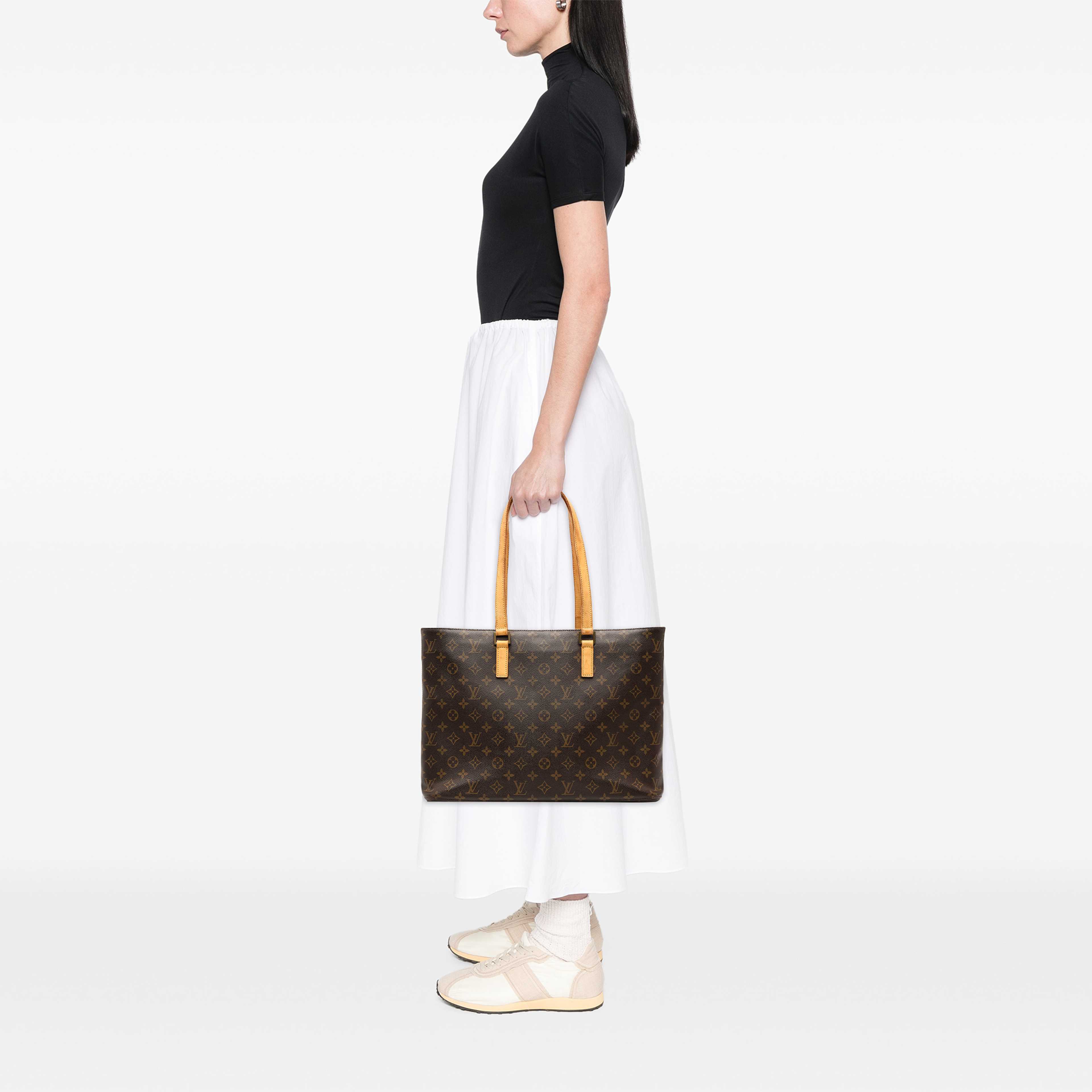 Louis Vuitton Monogram Luco, från Luxclusif, i färgen brun. Klicka för att öppna bilden i stort format