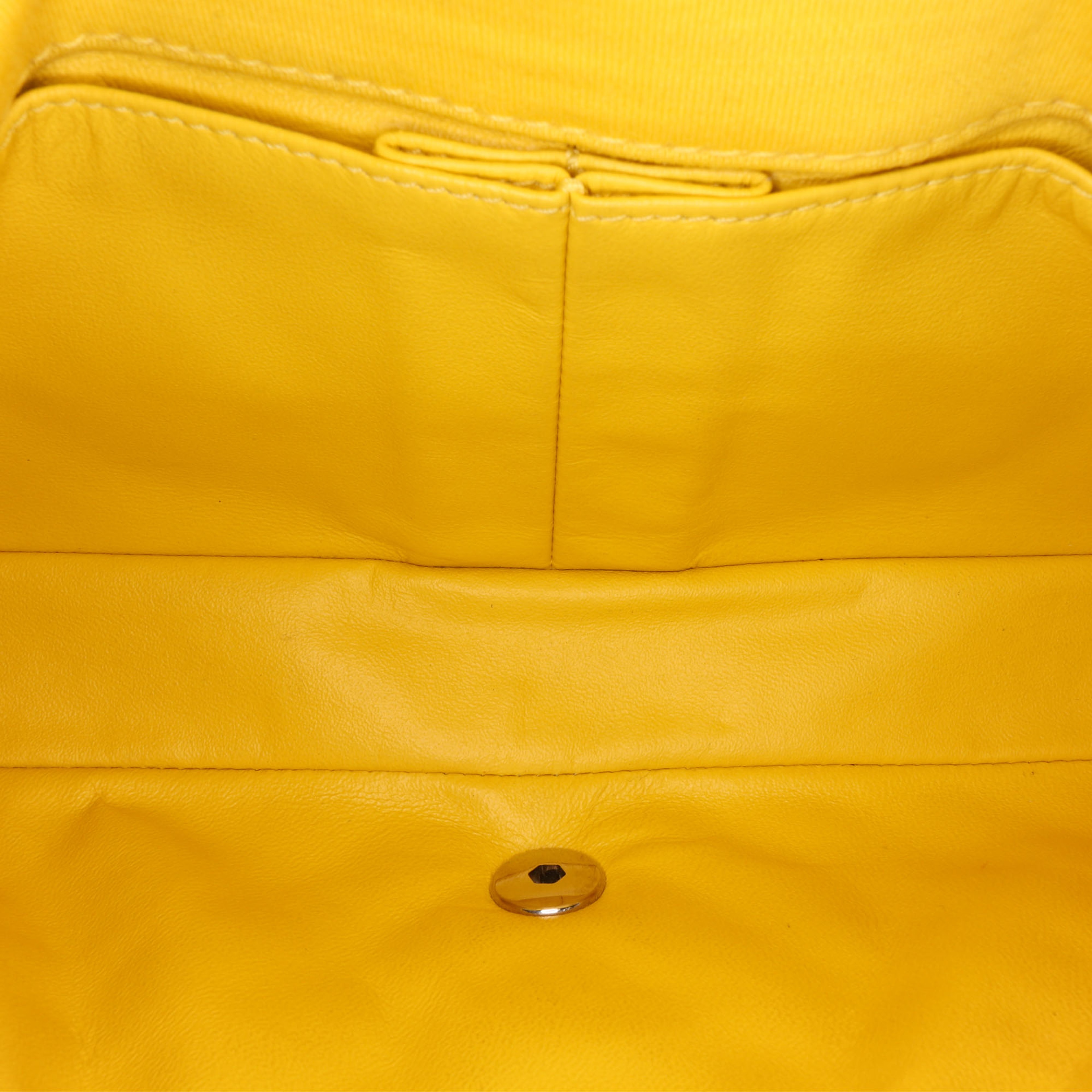 Chanel Chevron Jersey East West Flap, från Luxclusif, i färgen yellow. Klicka för att öppna bilden i stort format