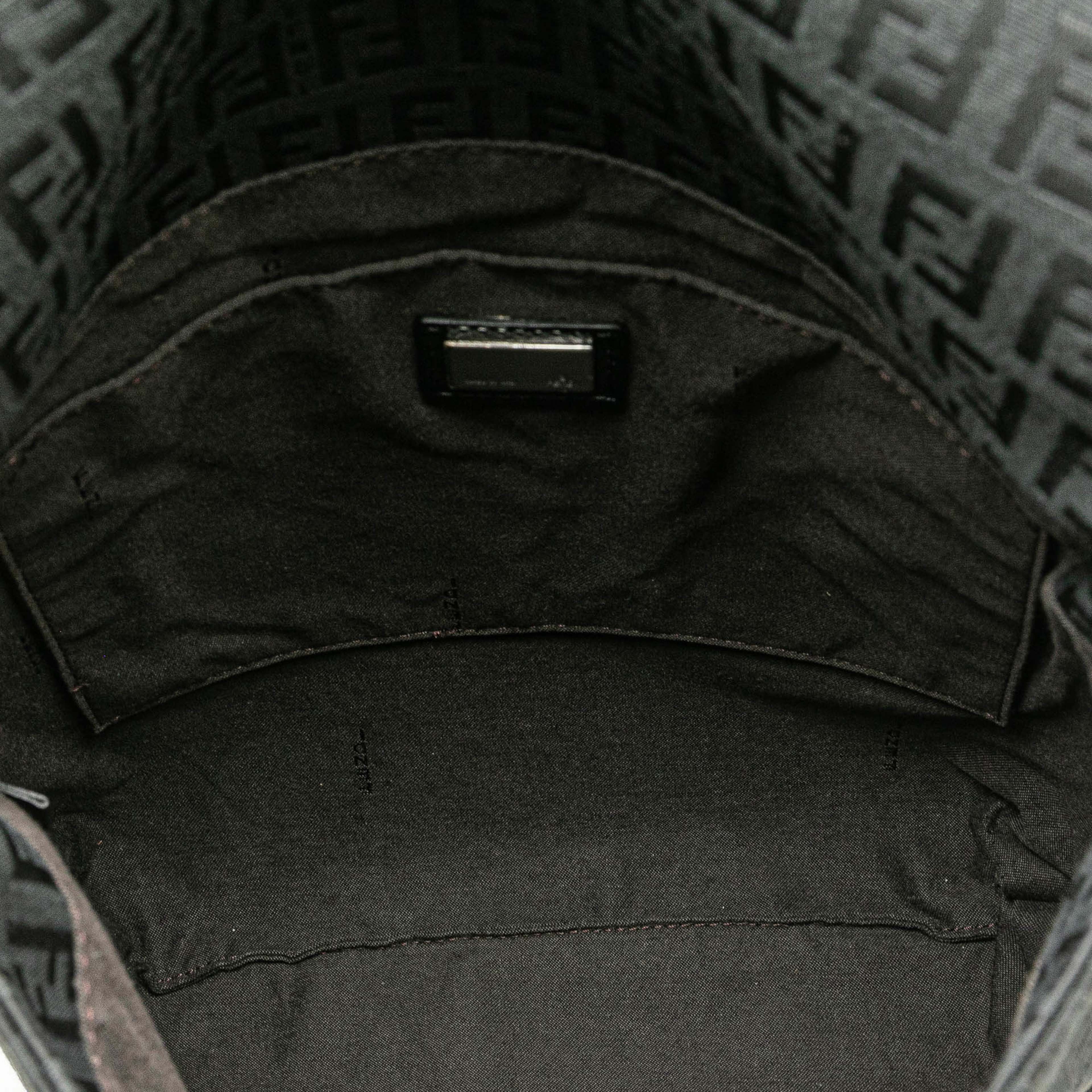 Fendi Zucchino Canvas Crossbody, från Luxclusif, i färgen black. Klicka för att öppna bilden i stort format