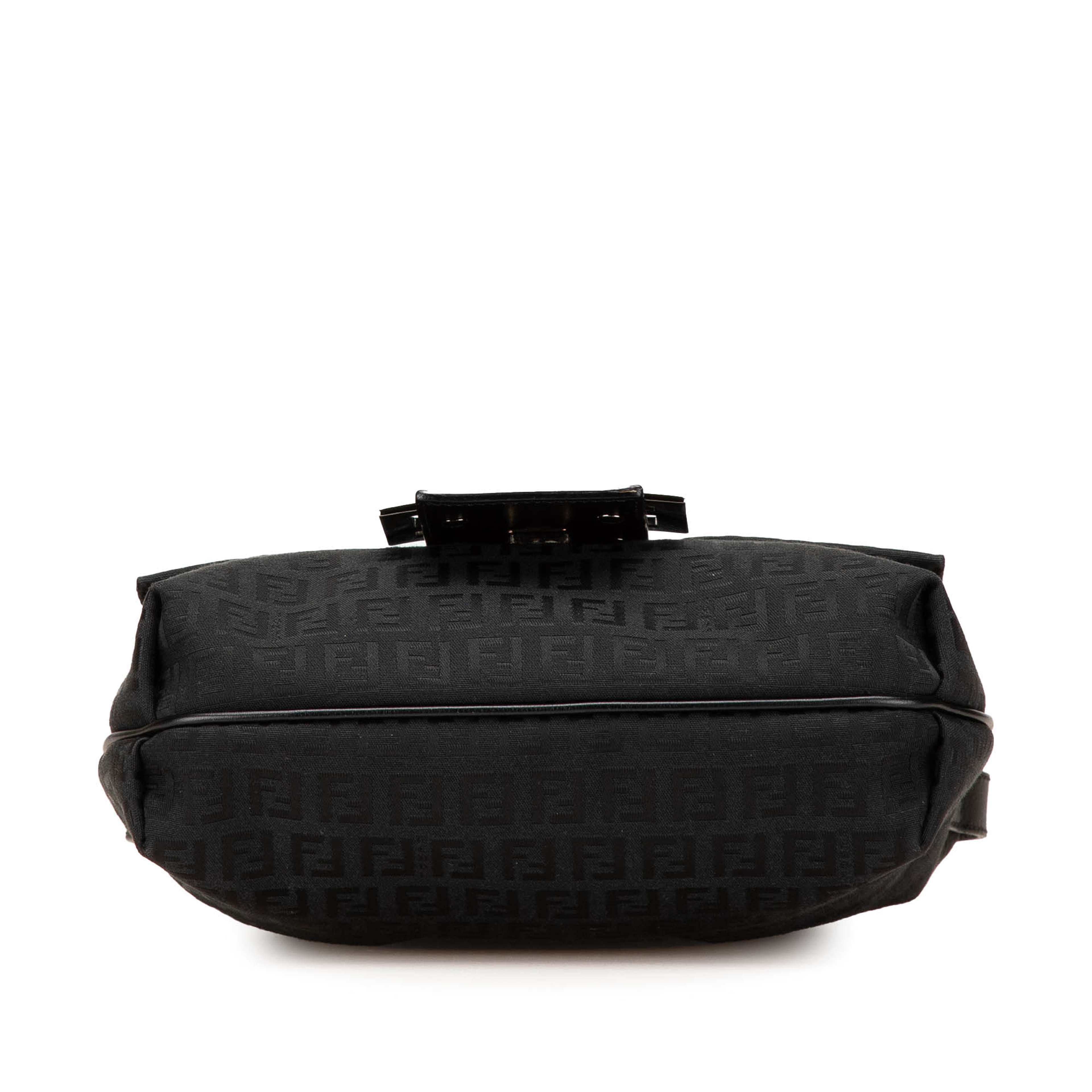 Fendi Zucchino Canvas Crossbody, från Luxclusif, i färgen svart. Klicka för att öppna bilden i stort format