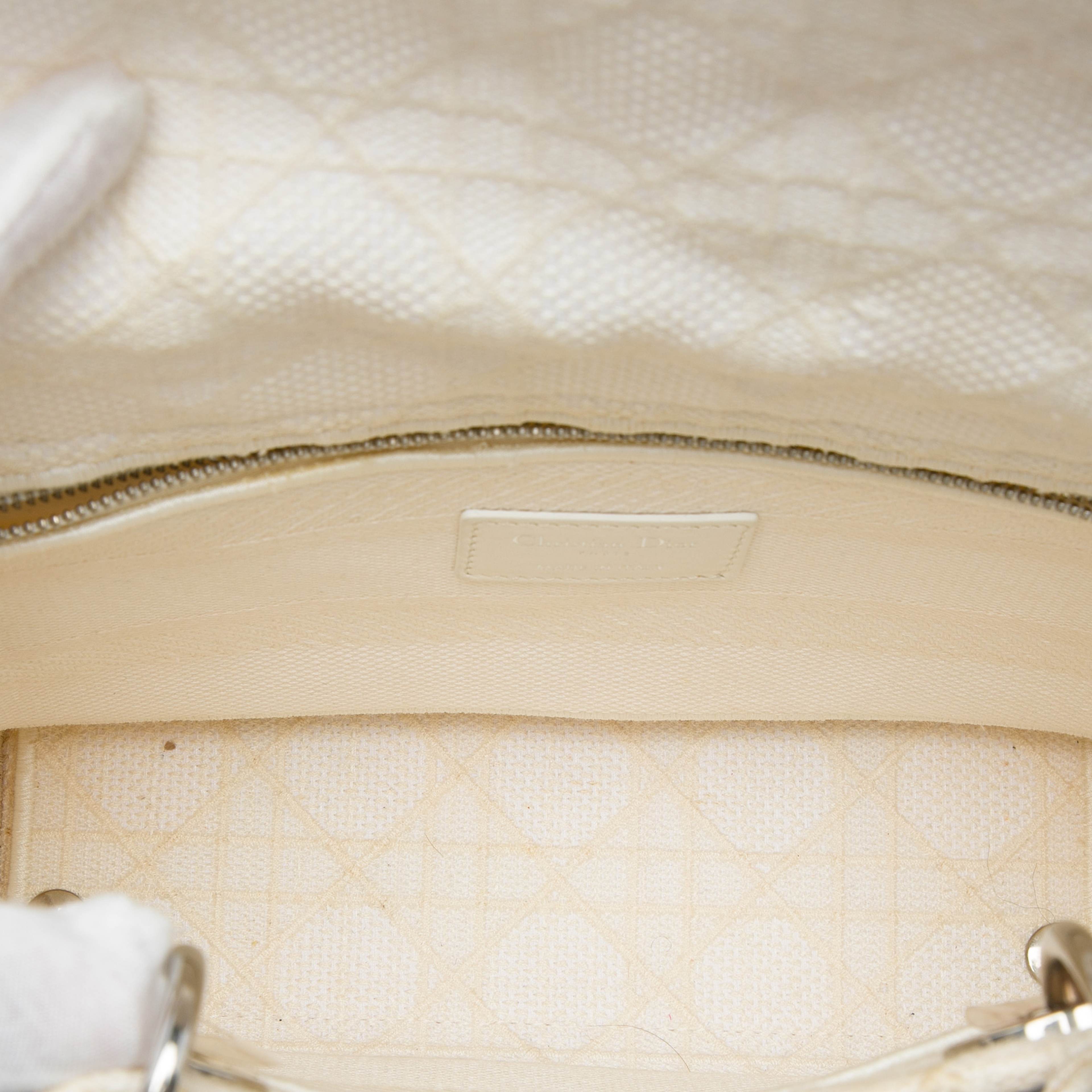Dior Medium Embroidered Canvas Cannage Lady D Lite, från Luxclusif, i färgen vit. Klicka för att öppna bilden i stort format