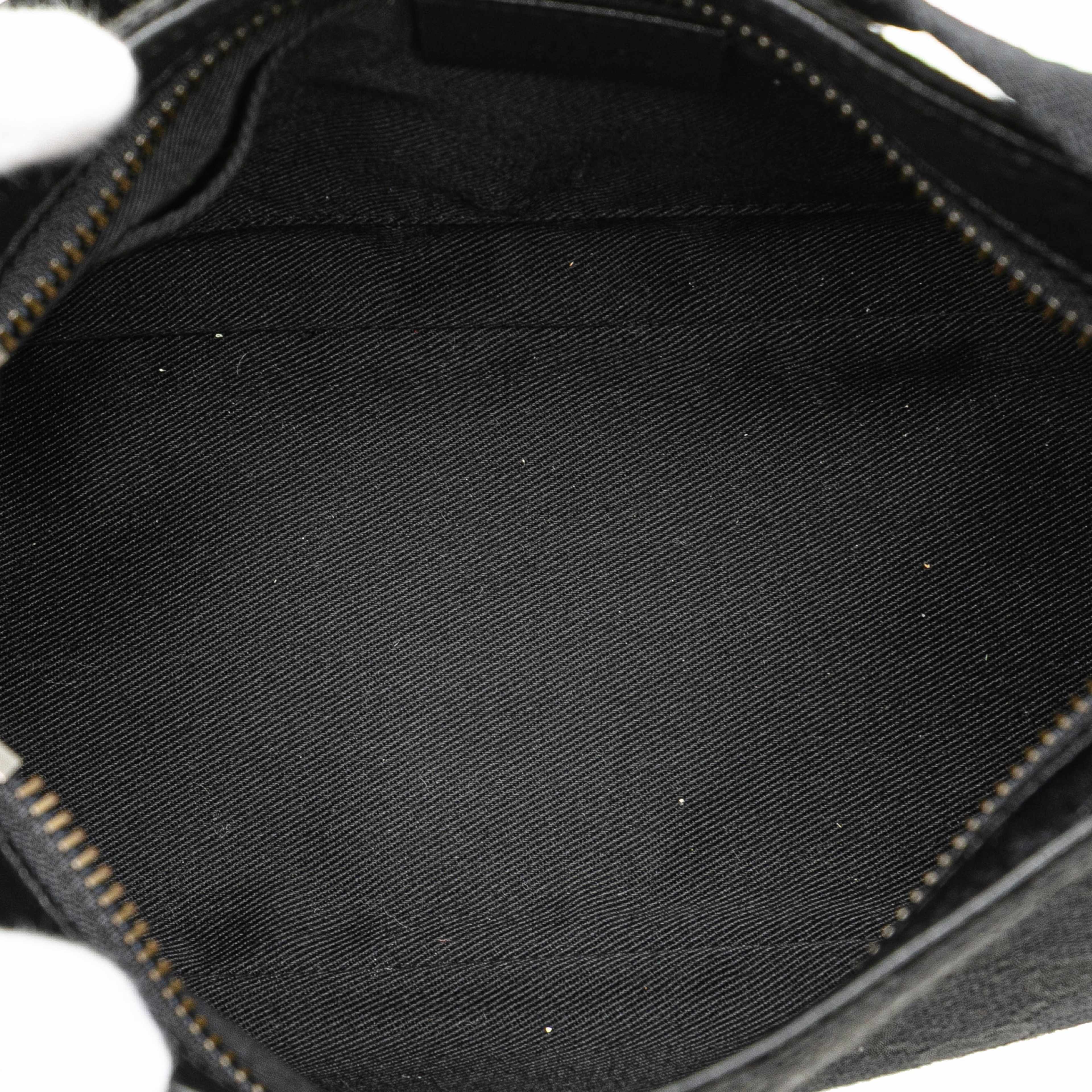 Gucci Gg Canvas Handbag, från Luxclusif, i färgen black. Klicka för att öppna bilden i stort format