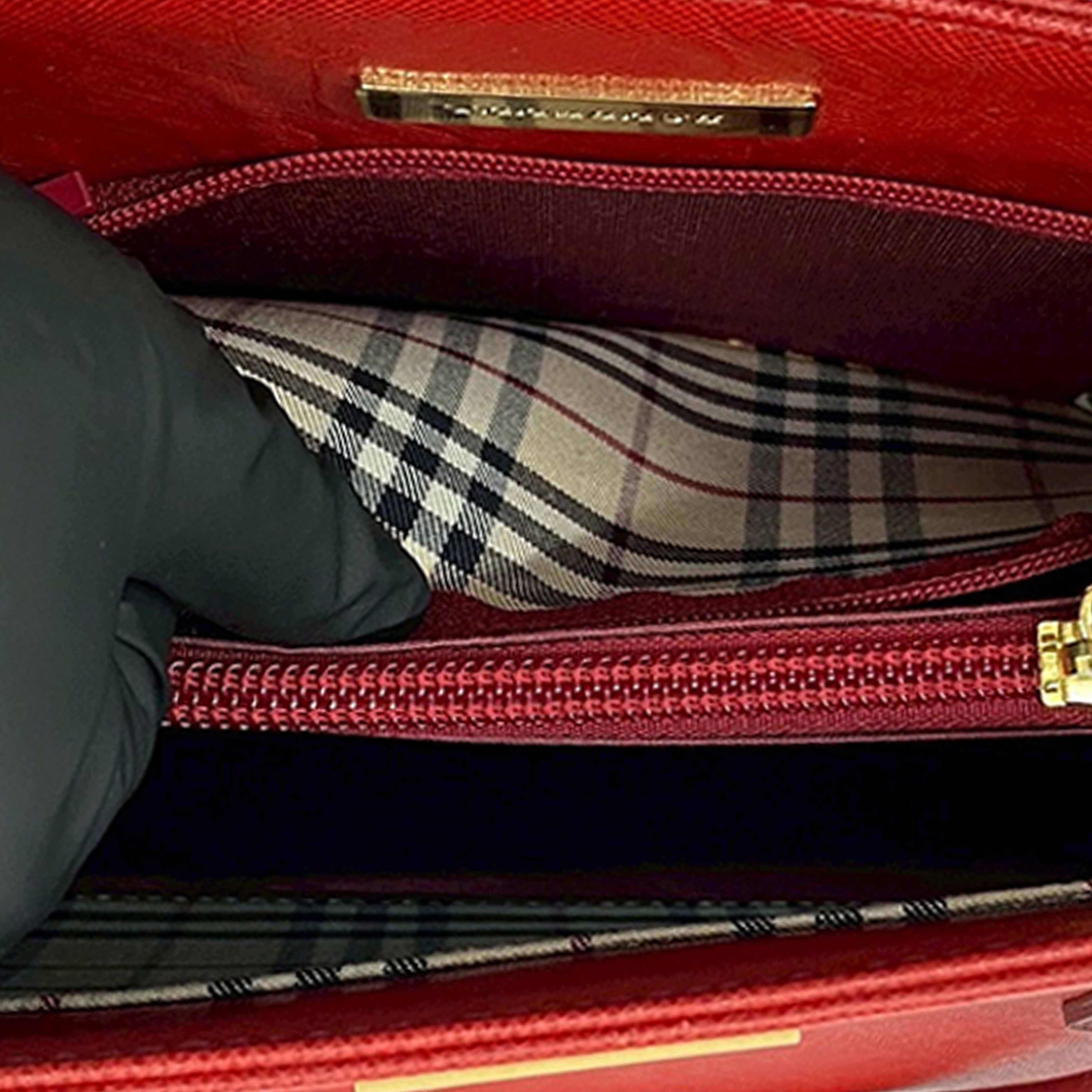 Burberry Leather Handbag, från Luxclusif, i färgen red. Klicka för att öppna bilden i stort format