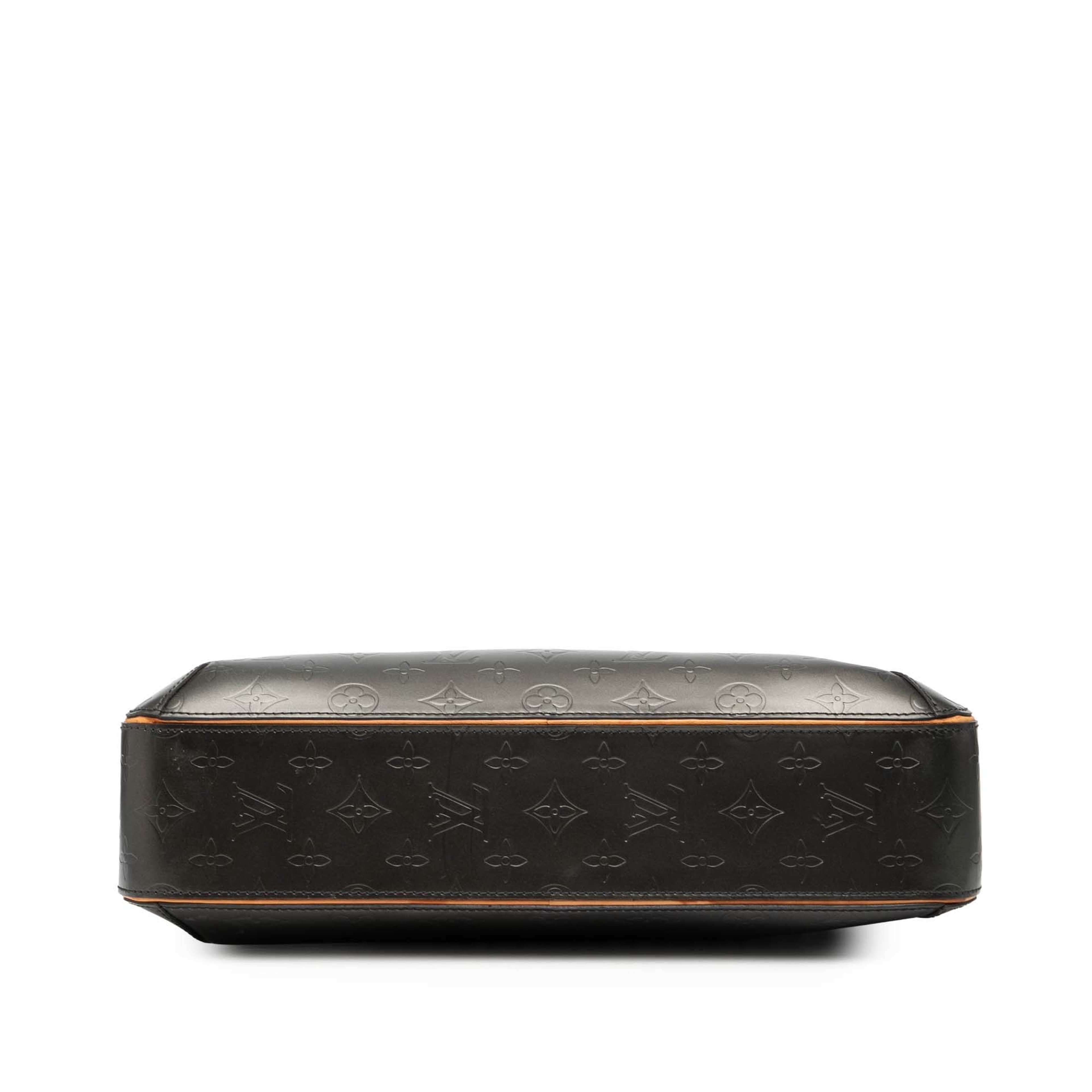 Louis Vuitton Monogram Mat Malden, från Luxclusif, i färgen dark gray. Klicka för att öppna bilden i stort format