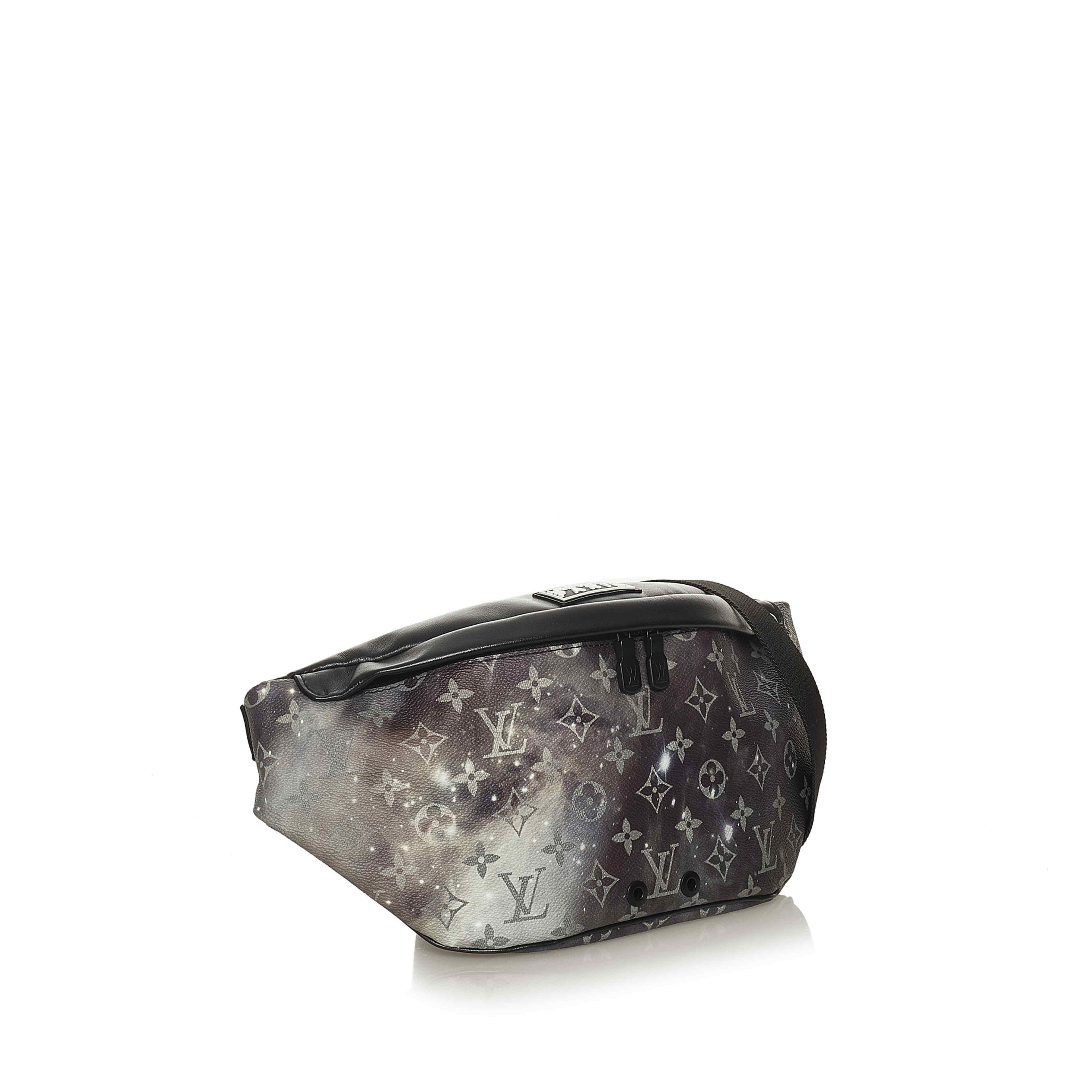 Louis Vuitton Monogram Galaxy Discovery Bumbag, från Luxclusif, i färgen black. Klicka för att öppna bilden i stort format