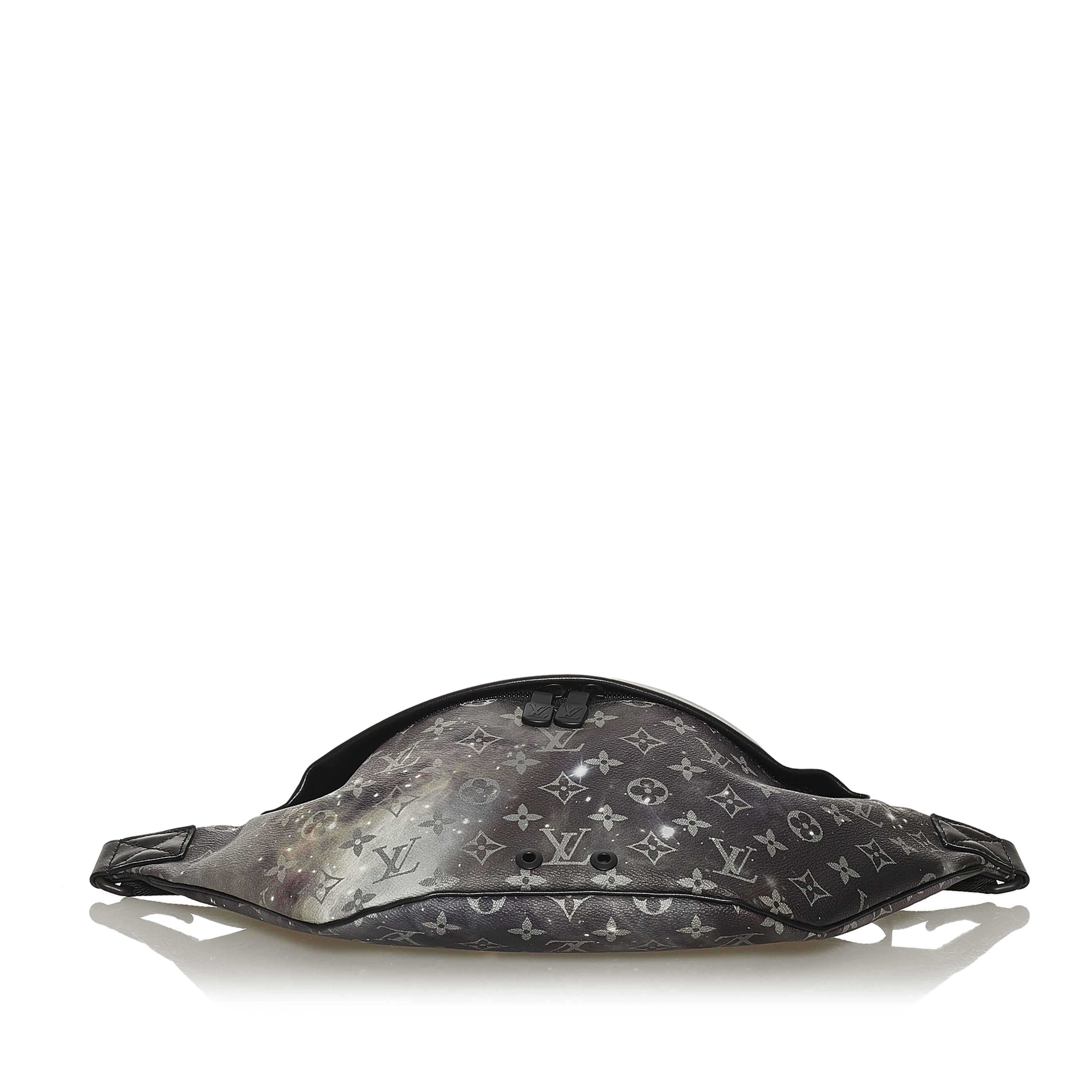 Louis Vuitton Monogram Galaxy Discovery Bumbag, från Luxclusif, i färgen black. Klicka för att öppna bilden i stort format